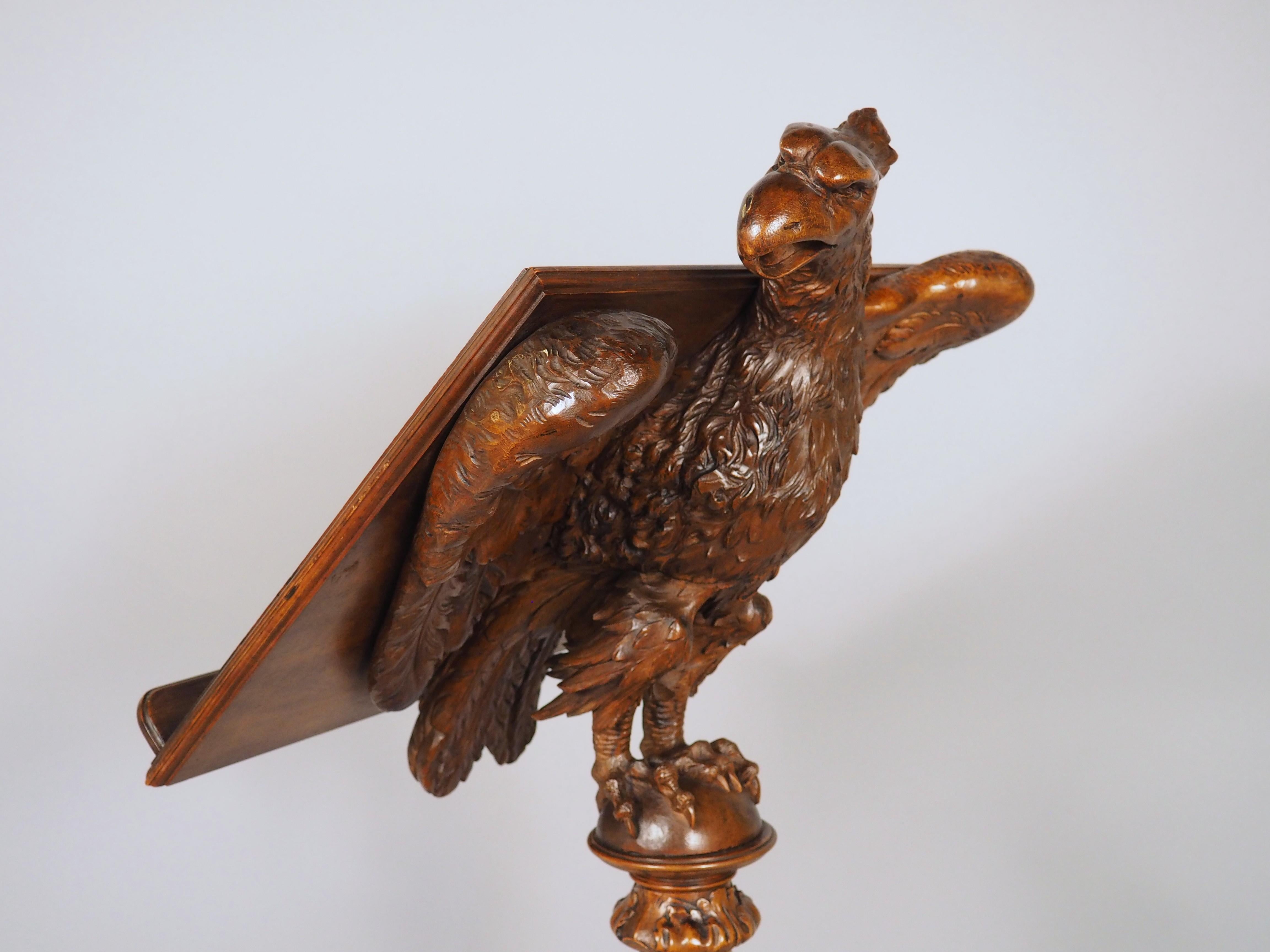 Fein geschnitztes Adler-Rednerpult aus Nussbaumholz aus Frankreich, CIRCA 1880 im Angebot 10