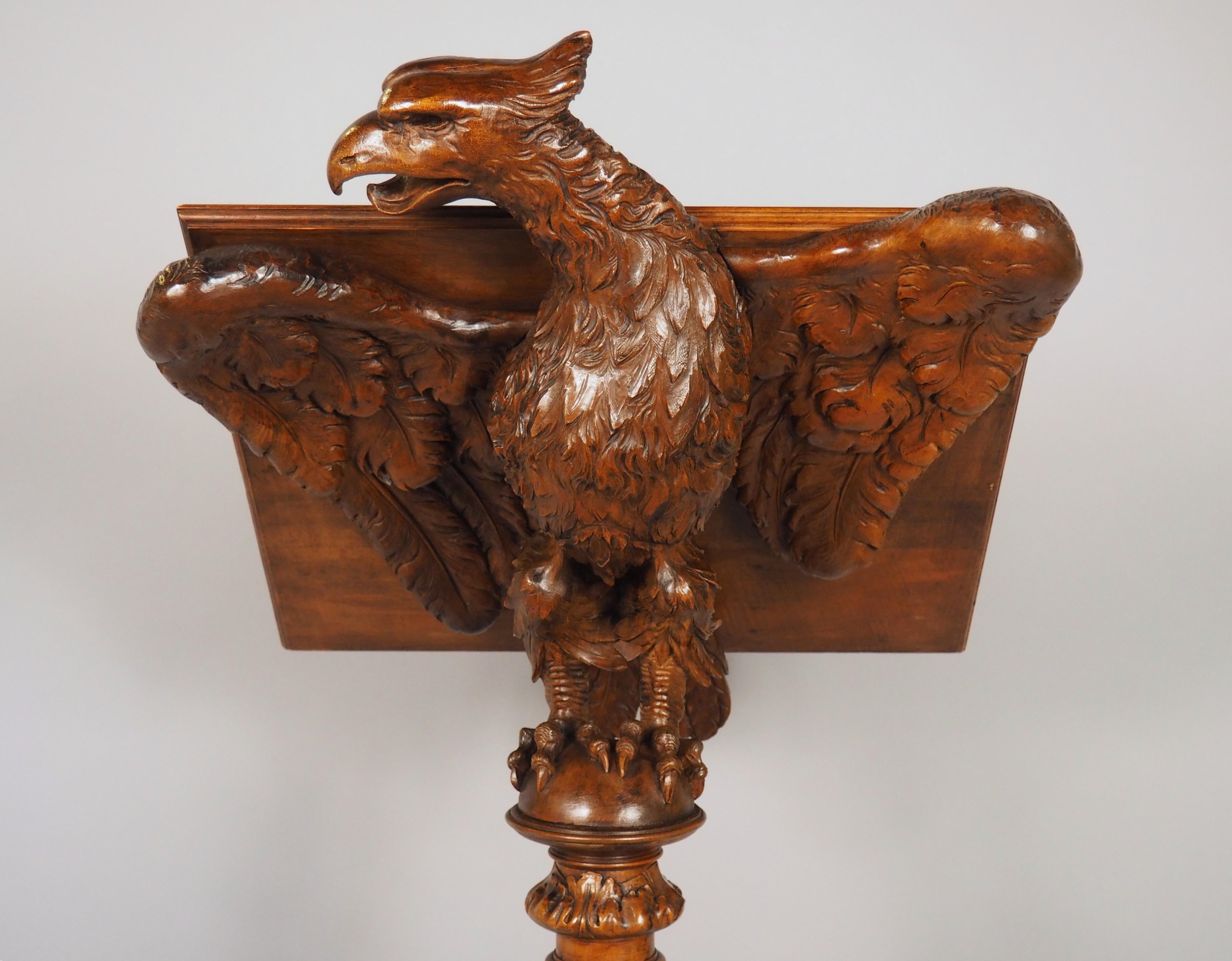 Weitere Informationen folgen in Kürze...

Der handgeschnitzte Adler auf der Rückseite dieses französischen Rednerpults ist das Werk eines Meisters der Holzbearbeitung.  Die Flügel des Vogels sind an der Rückseite der Schräge befestigt, die Krallen