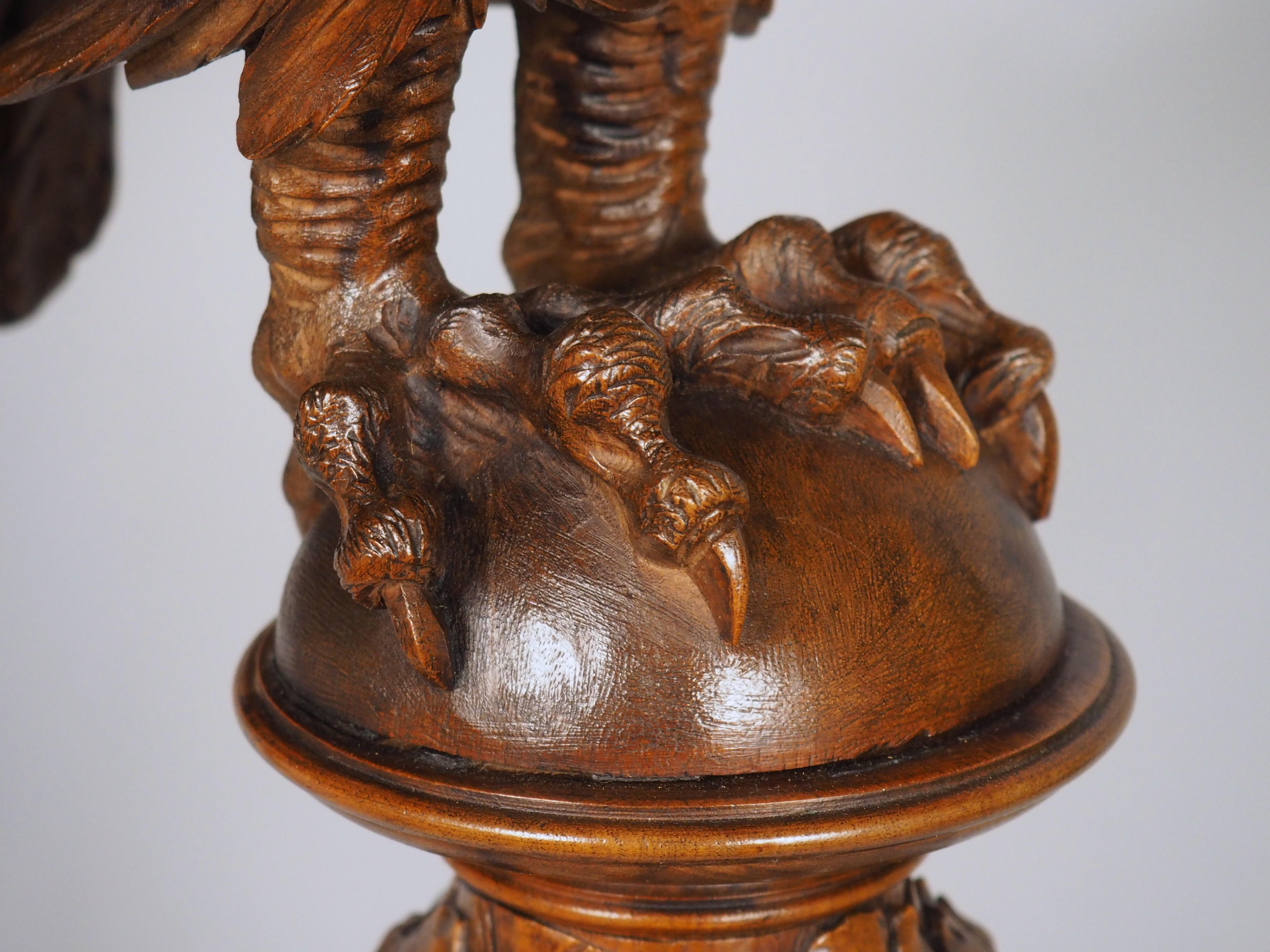 Fein geschnitztes Adler-Rednerpult aus Nussbaumholz aus Frankreich, CIRCA 1880 im Angebot 13