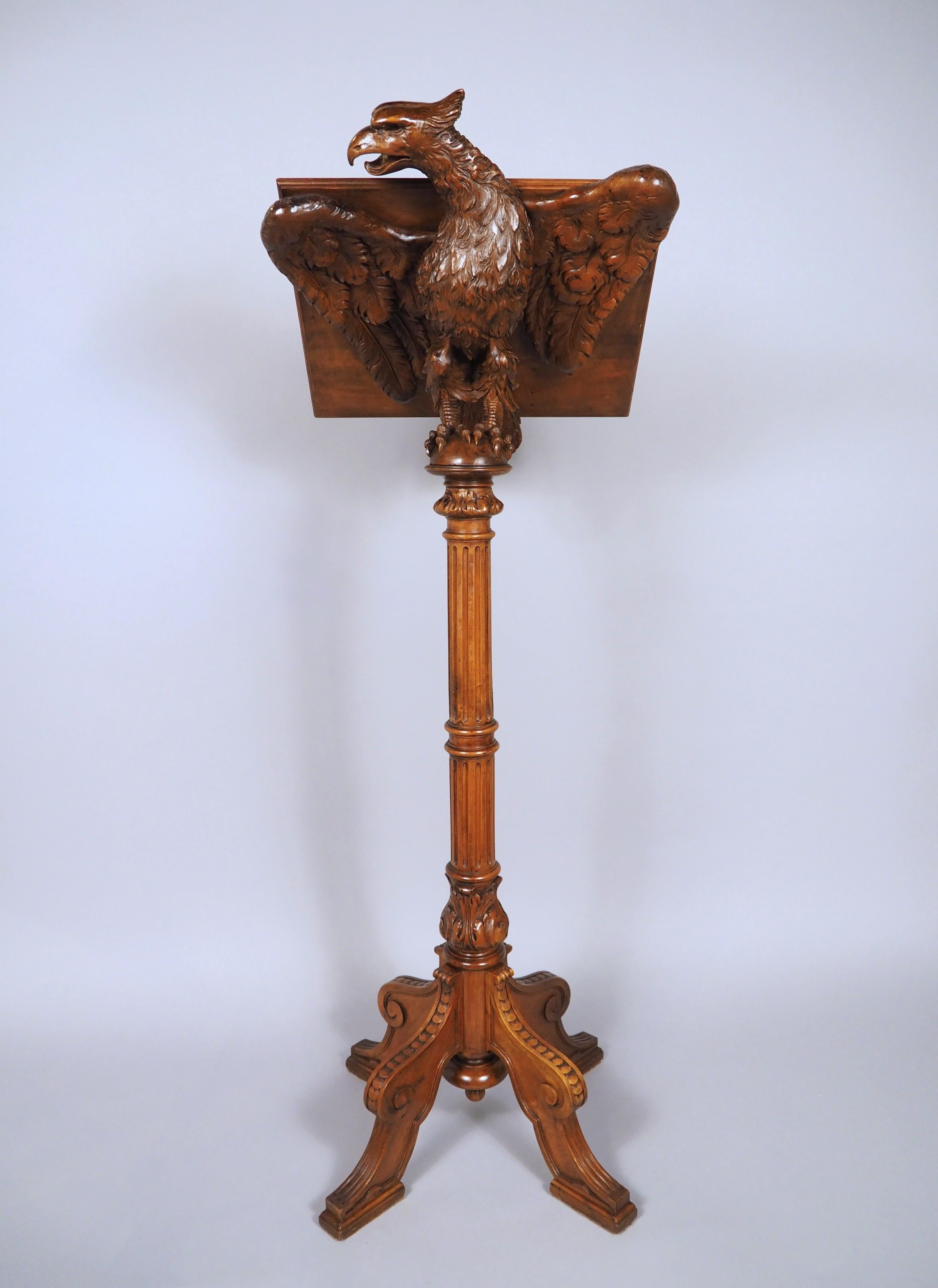 Fein geschnitztes Adler-Rednerpult aus Nussbaumholz aus Frankreich, CIRCA 1880 (Französisch) im Angebot