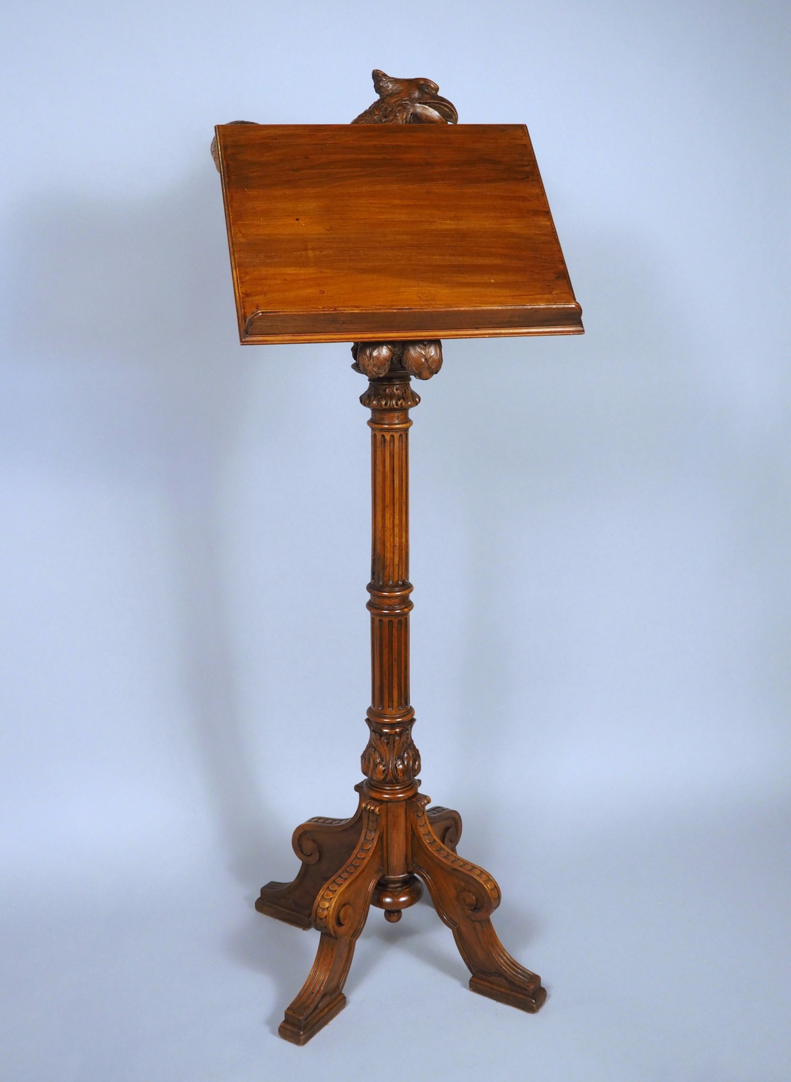 Fein geschnitztes Adler-Rednerpult aus Nussbaumholz aus Frankreich, CIRCA 1880 (Handgeschnitzt) im Angebot