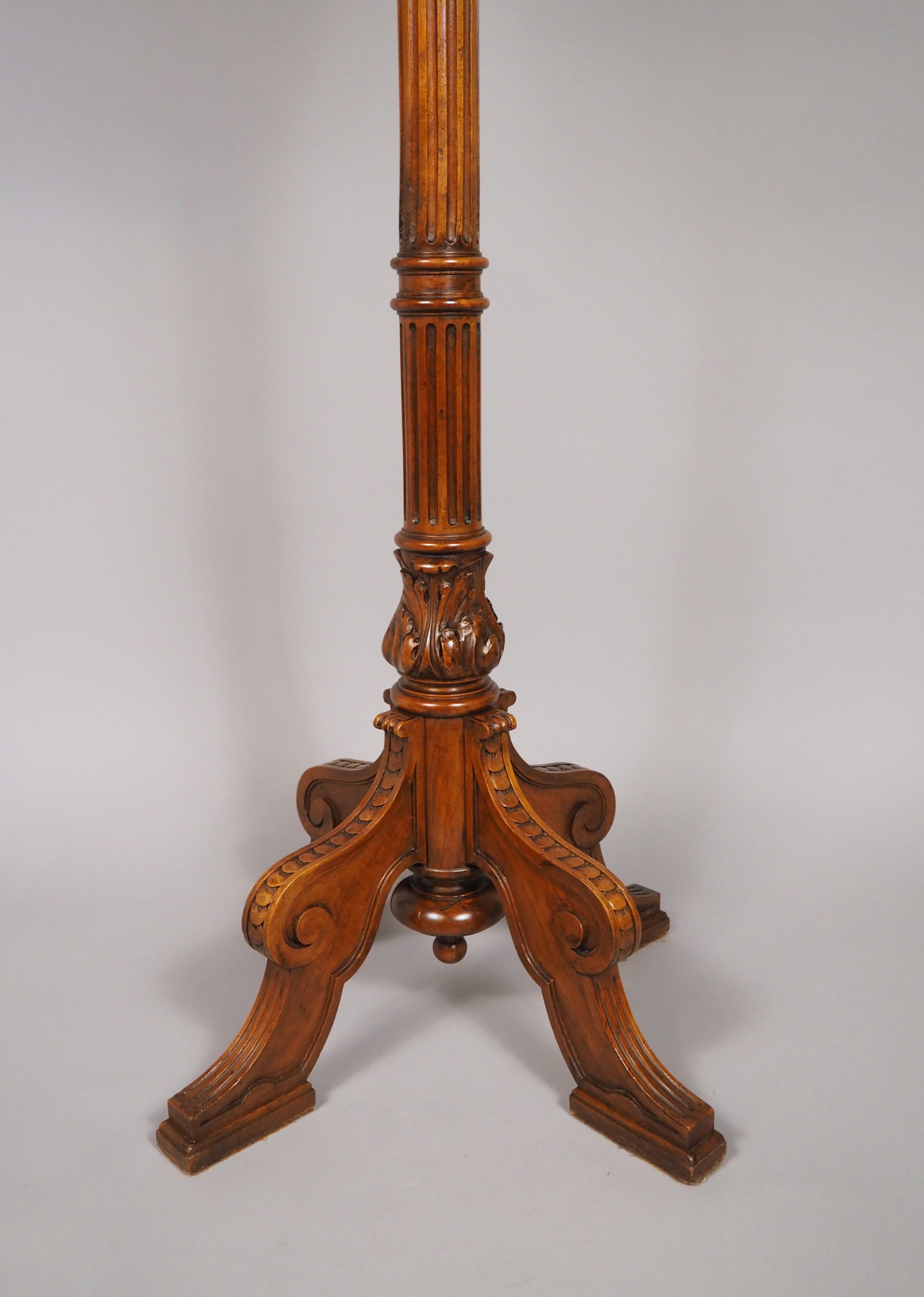 Fein geschnitztes Adler-Rednerpult aus Nussbaumholz aus Frankreich, CIRCA 1880 im Zustand „Gut“ im Angebot in Dallas, TX