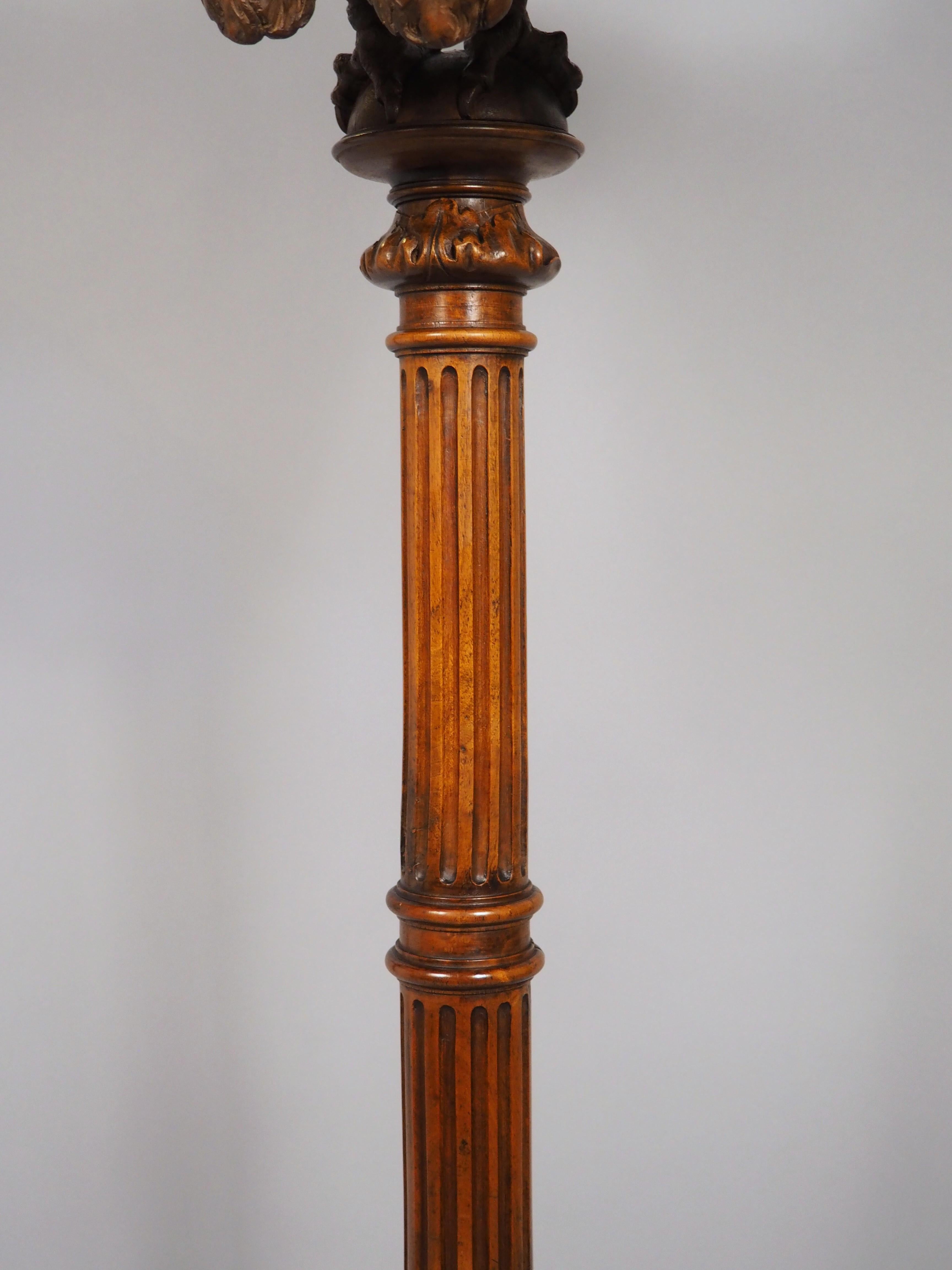 Fein geschnitztes Adler-Rednerpult aus Nussbaumholz aus Frankreich, CIRCA 1880 (19. Jahrhundert) im Angebot