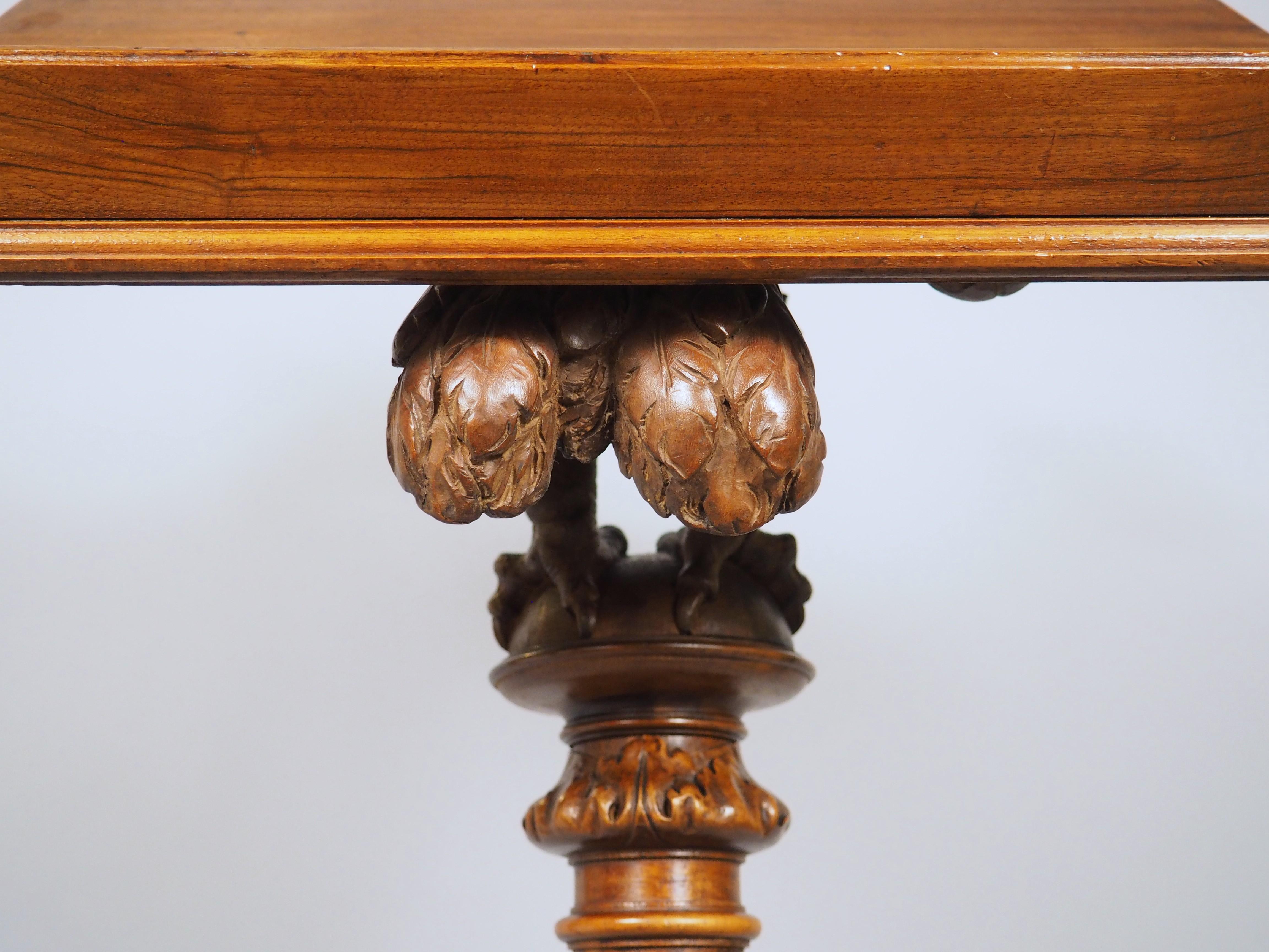 Fein geschnitztes Adler-Rednerpult aus Nussbaumholz aus Frankreich, CIRCA 1880 (Holz) im Angebot