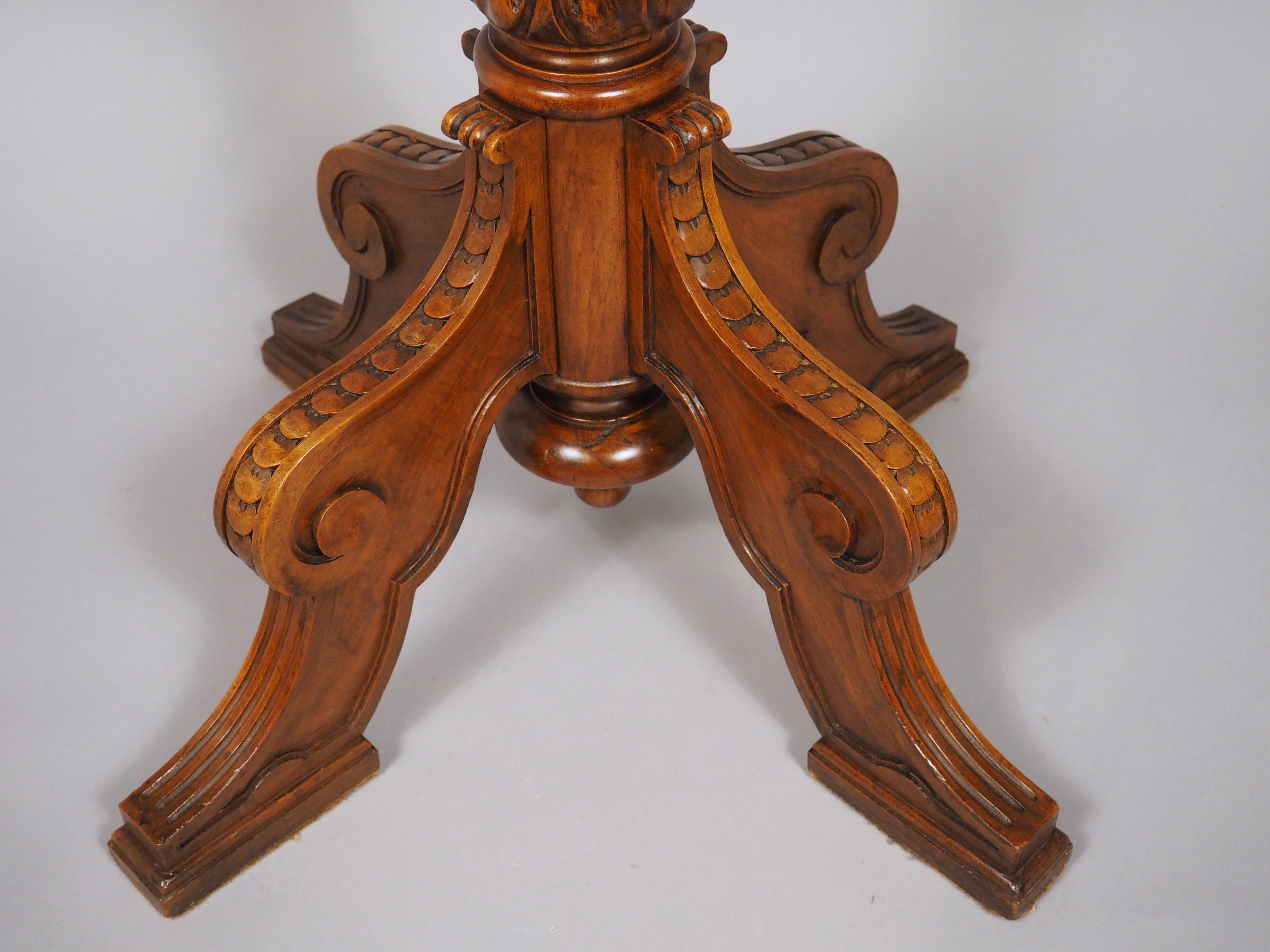 Fein geschnitztes Adler-Rednerpult aus Nussbaumholz aus Frankreich, CIRCA 1880 im Angebot 2