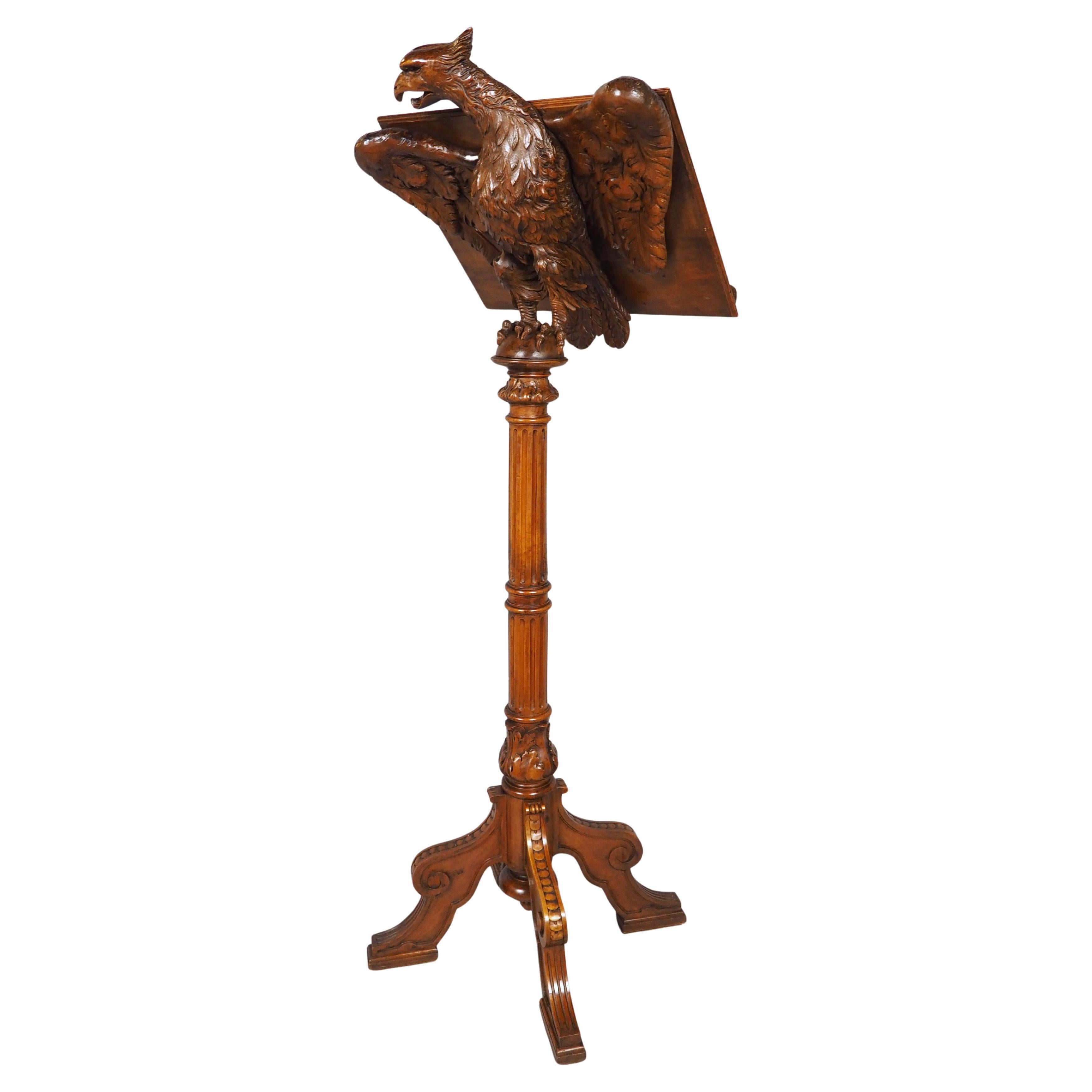 Lutrin à aigle en noyer finement sculpté de France, vers 1880