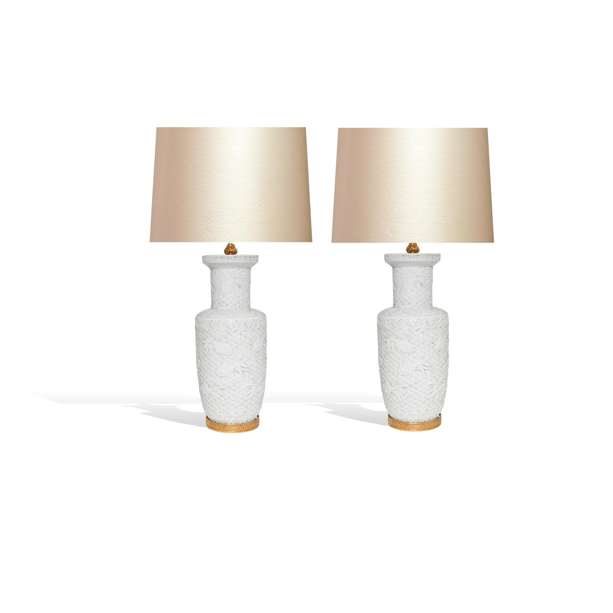 20ième siècle Lampes en porcelaine blanche finement sculptées en vente