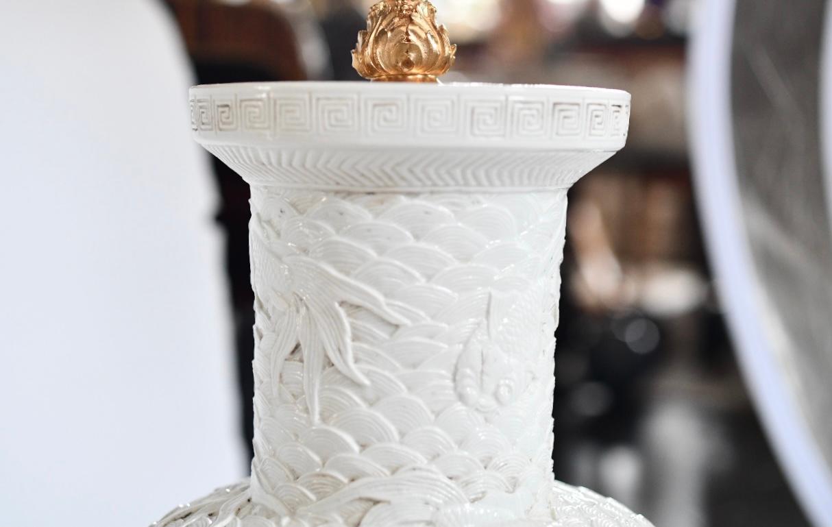 Grande paire de poissons rouges finement sculptés dans les lampes en porcelaine blanche à vagues élégantes avec des bases en laiton doré. Chaque lampe a installé deux douilles e26, au sommet du vase. 22 pouces, abat-jour non inclus.