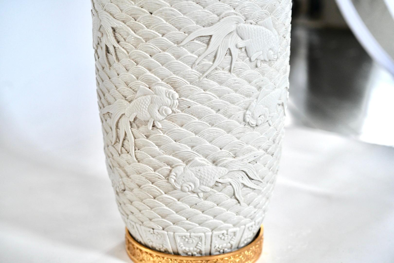 Leuchten aus weißem Porzellan, kunstvoll geschnitzt im Zustand „Hervorragend“ im Angebot in New York, NY