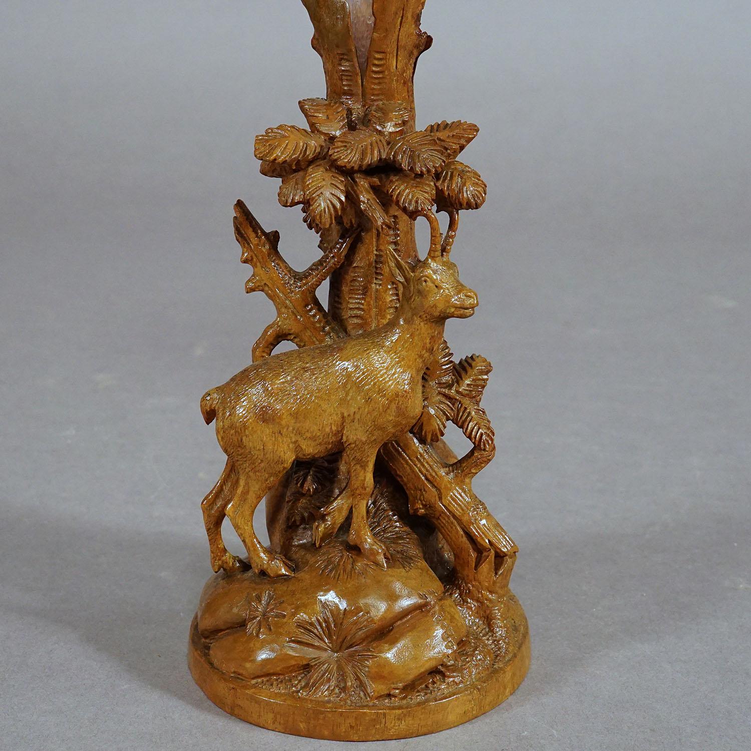 Vase en bois finement sculpté Chamois avec verre, Brienz, vers 1900 Bon état - En vente à Berghuelen, DE