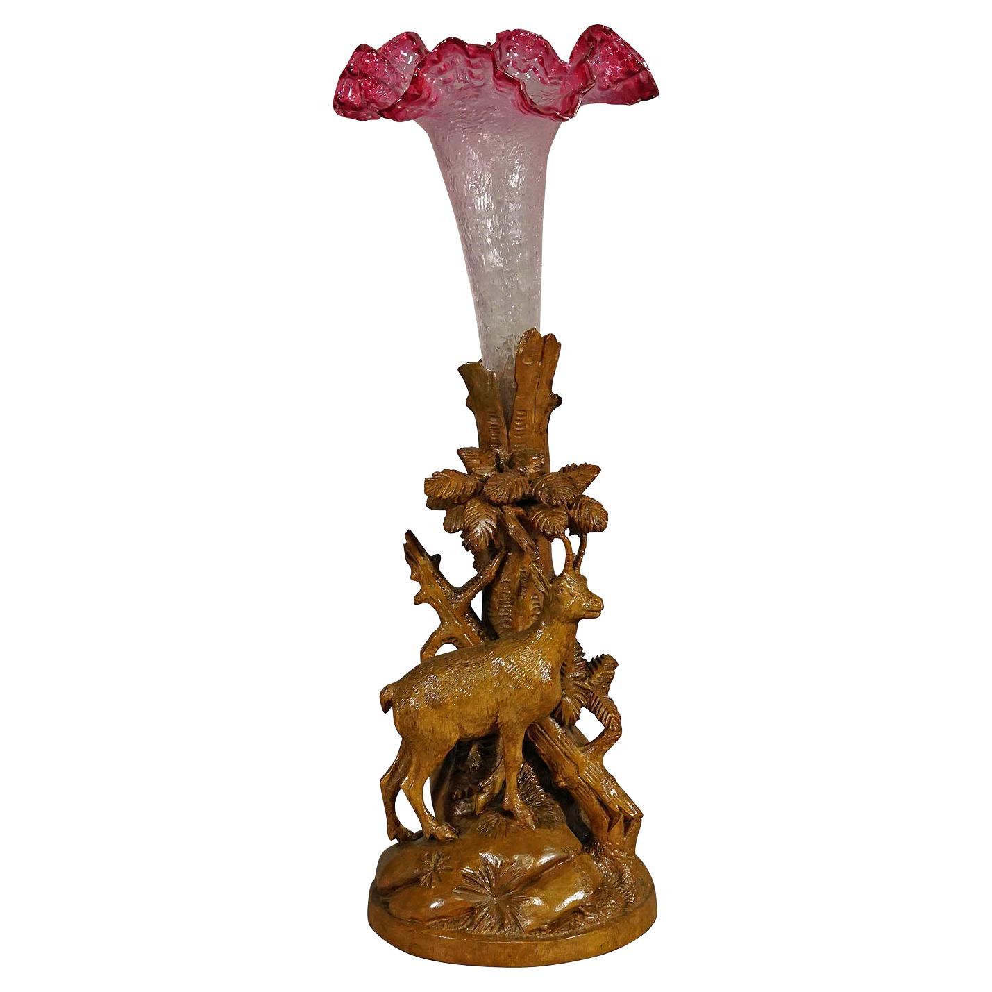 Vase en bois finement sculpté Chamois avec verre, Brienz, vers 1900