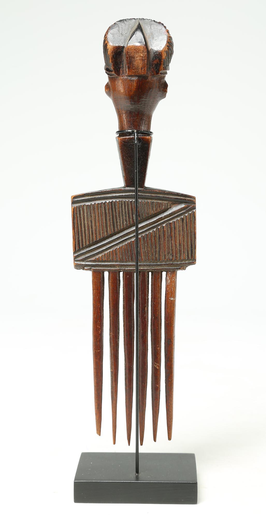 Finely carved wood Luena comb with great hair style, Angola / Democratic Republic of Congo, late 19th-early 20th century. 9
