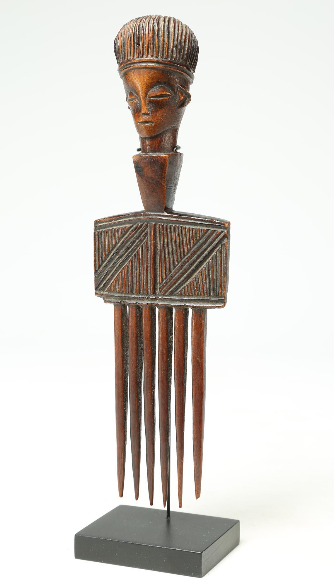 Finely Carved Wood Luena Comb, Great Hair Early 20th Century African Tribal Art In Good Condition For Sale In Santa Fe, NM
