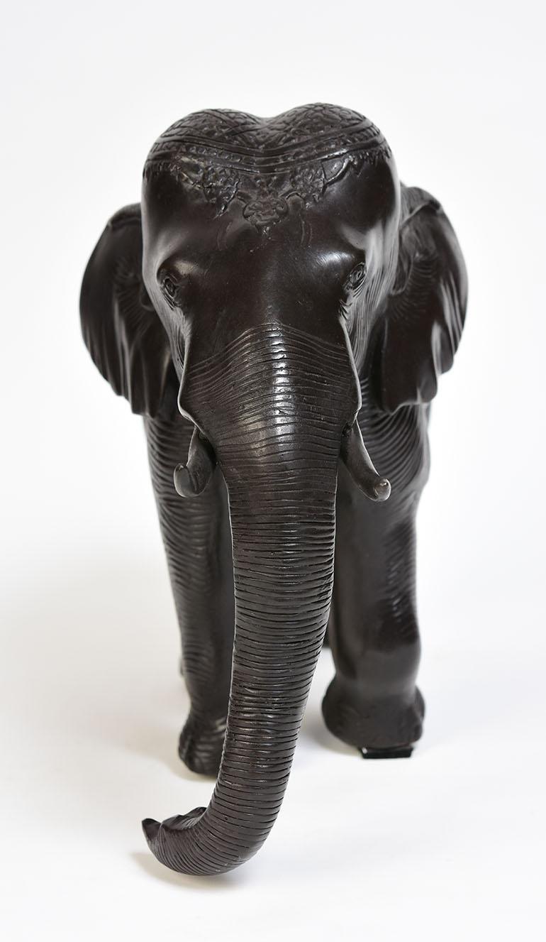 Fein gegossene asiatische Bronze Königliche schreitende Elefanten Tier Statue im Angebot 5