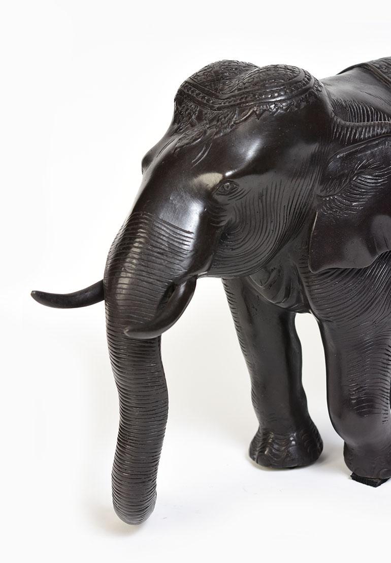 Finely cast Asian bronze royal walking elephant animal statue.

Age: Contemporary
Size: Height 27 cm / Width 16 cm / Length 40.5 cm
Condition: Nice condition overall.