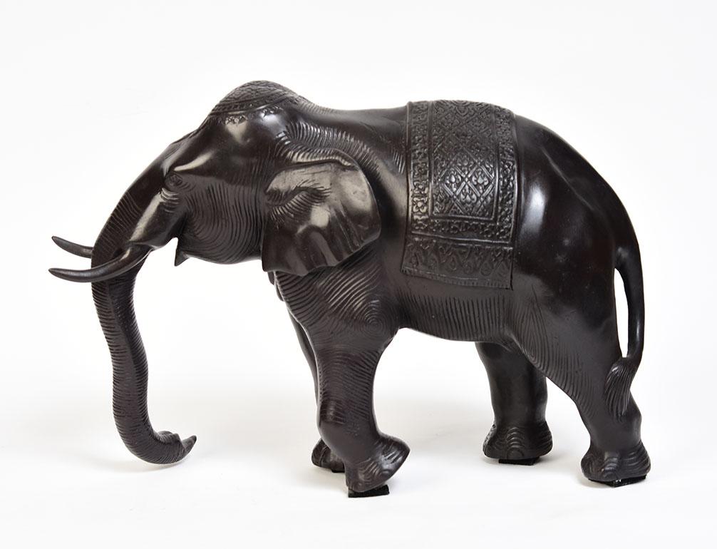 Fein gegossene asiatische Bronze Königliche schreitende Elefanten Tier Statue (Südostasiatisch) im Angebot
