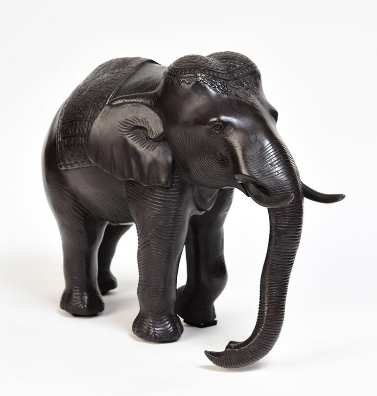 Fein gegossene asiatische Bronze Königliche schreitende Elefanten Tier Statue im Angebot 3
