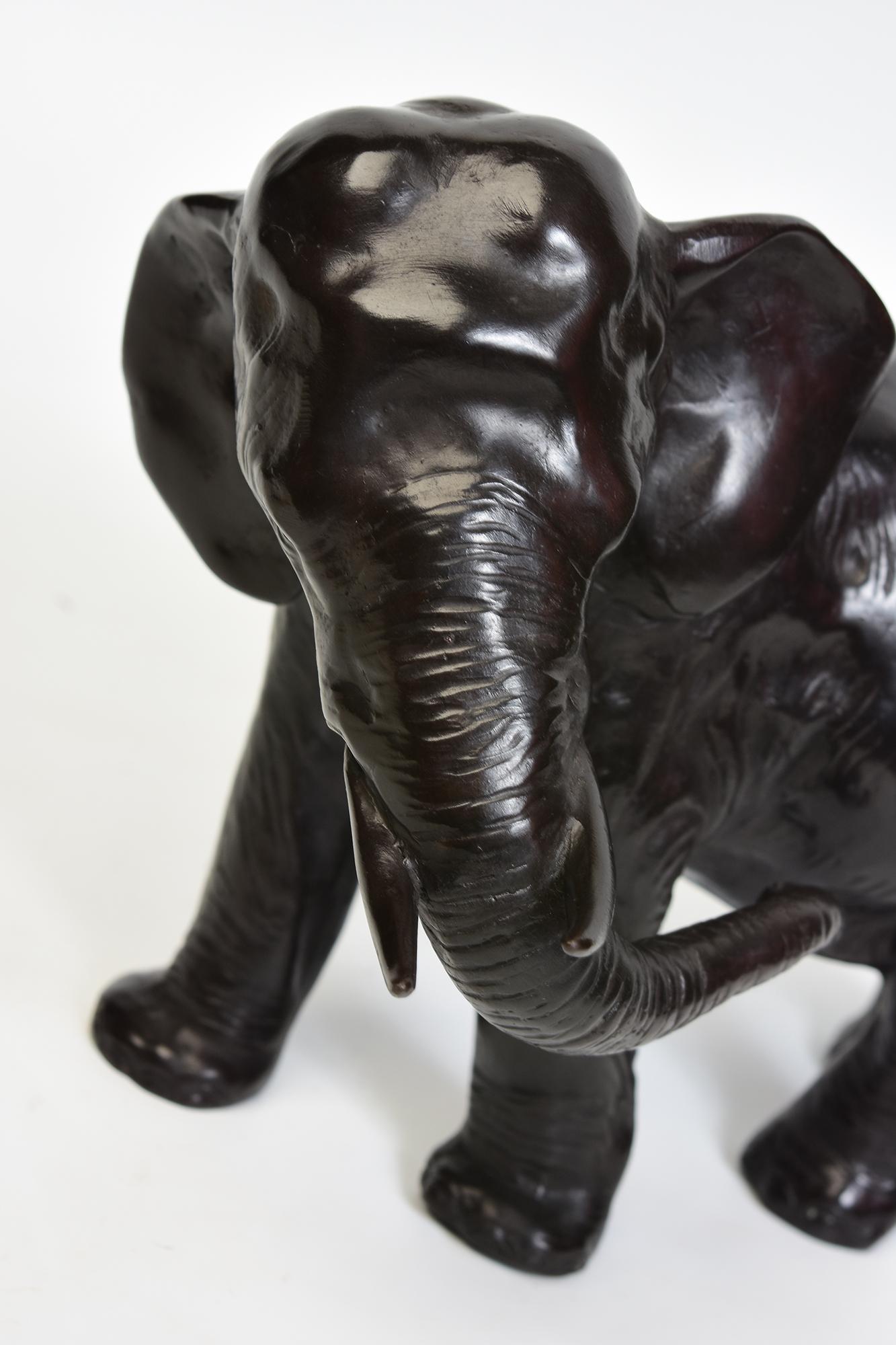 Statua asiatica di elefante da passeggio in bronzo finemente fusa in vendita 3