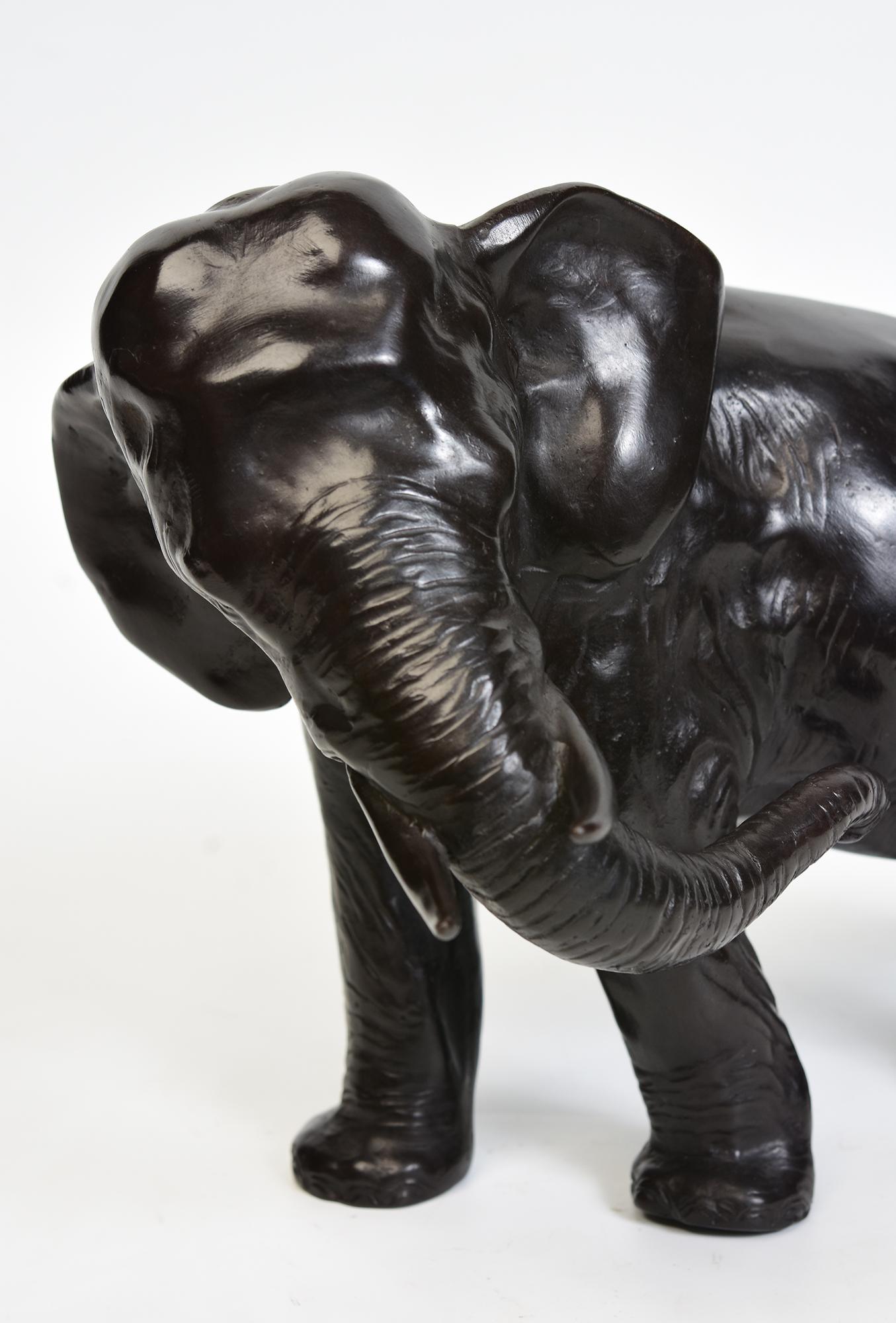  Statua di elefante asiatica in bronzo finemente fusa.

Età: contemporanea
Dimensioni: Altezza 19,6 C.M. / Larghezza 15,5 C.M. / Lunghezza 25,3 C.M.
Condizioni: Ottime condizioni generali.
