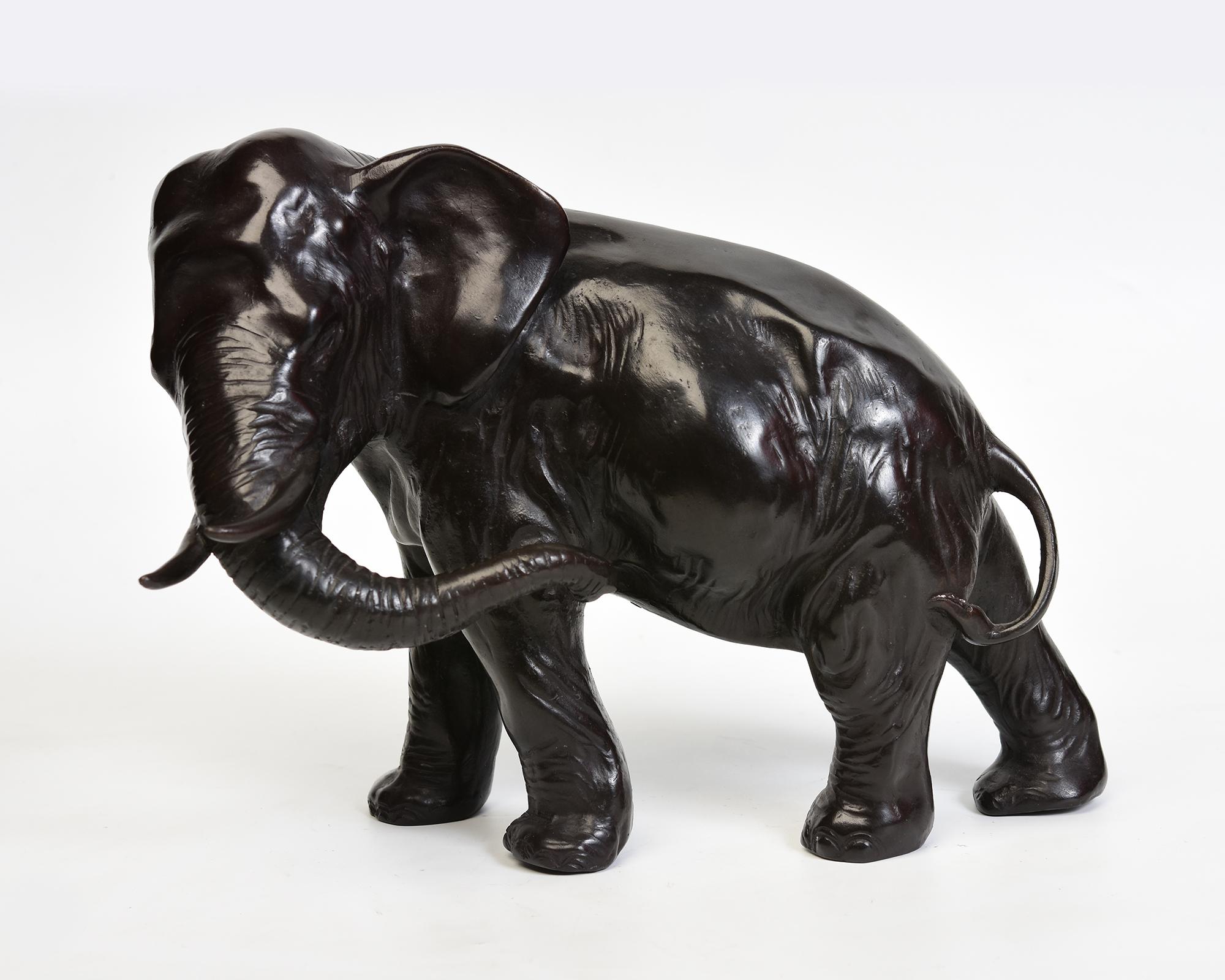 Sud-est asiatico Statua asiatica di elefante da passeggio in bronzo finemente fusa in vendita