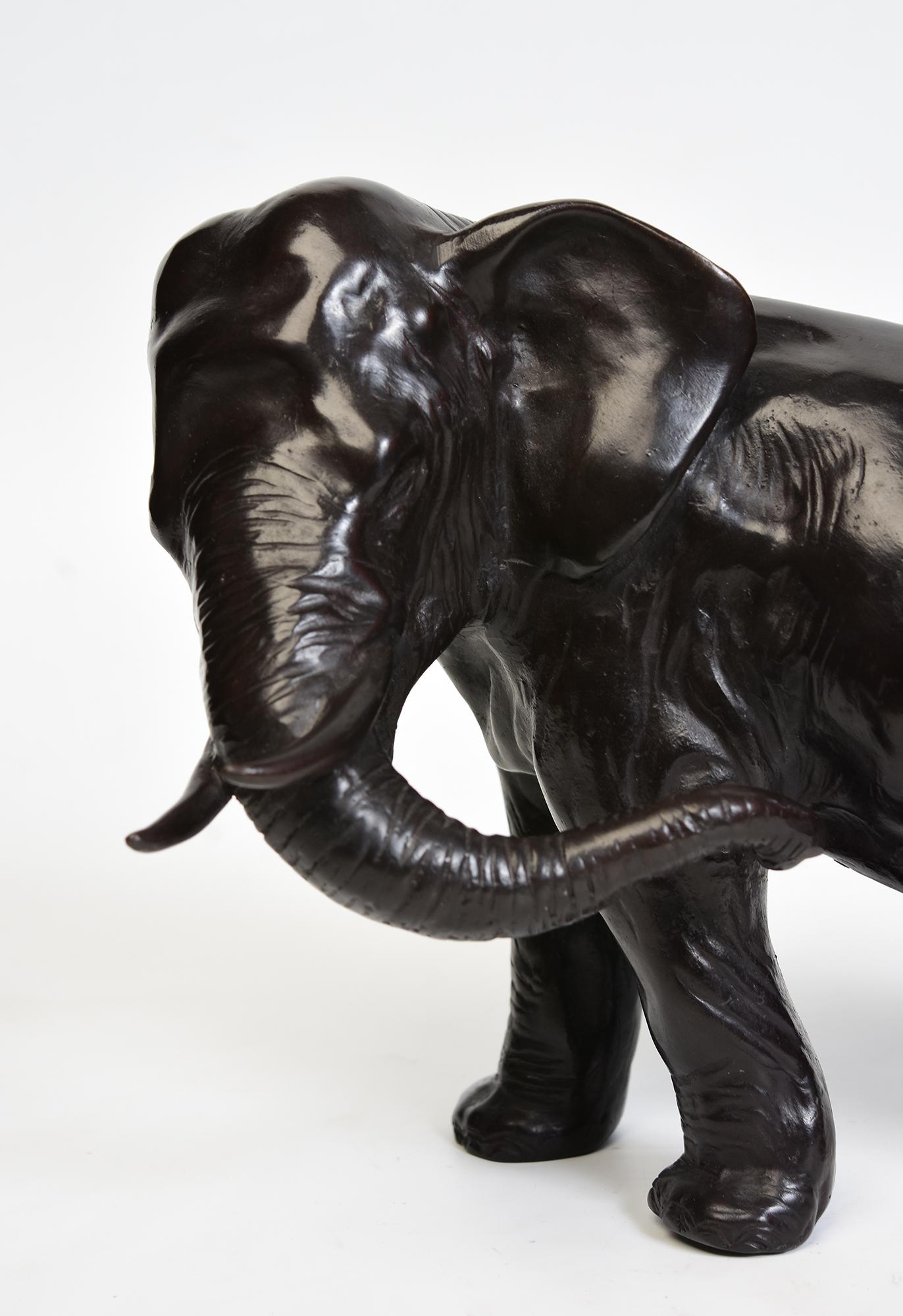 Oggetti in metallo Statua asiatica di elefante da passeggio in bronzo finemente fusa in vendita