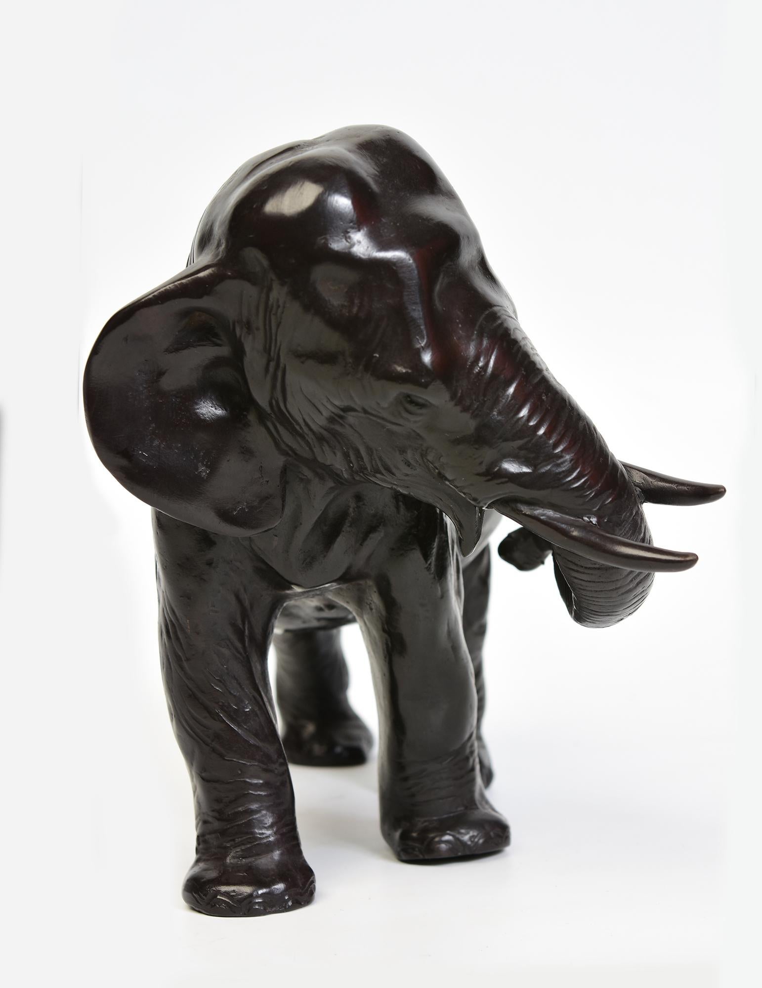Statua asiatica di elefante da passeggio in bronzo finemente fusa in vendita 1
