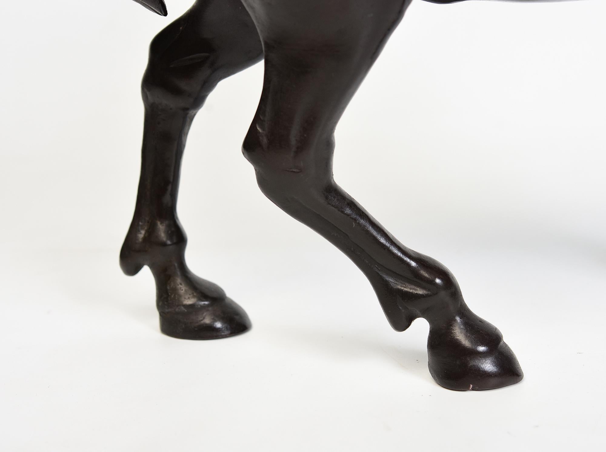Statua animale di cavallo da passeggio in bronzo asiatico finemente fuso in vendita 3