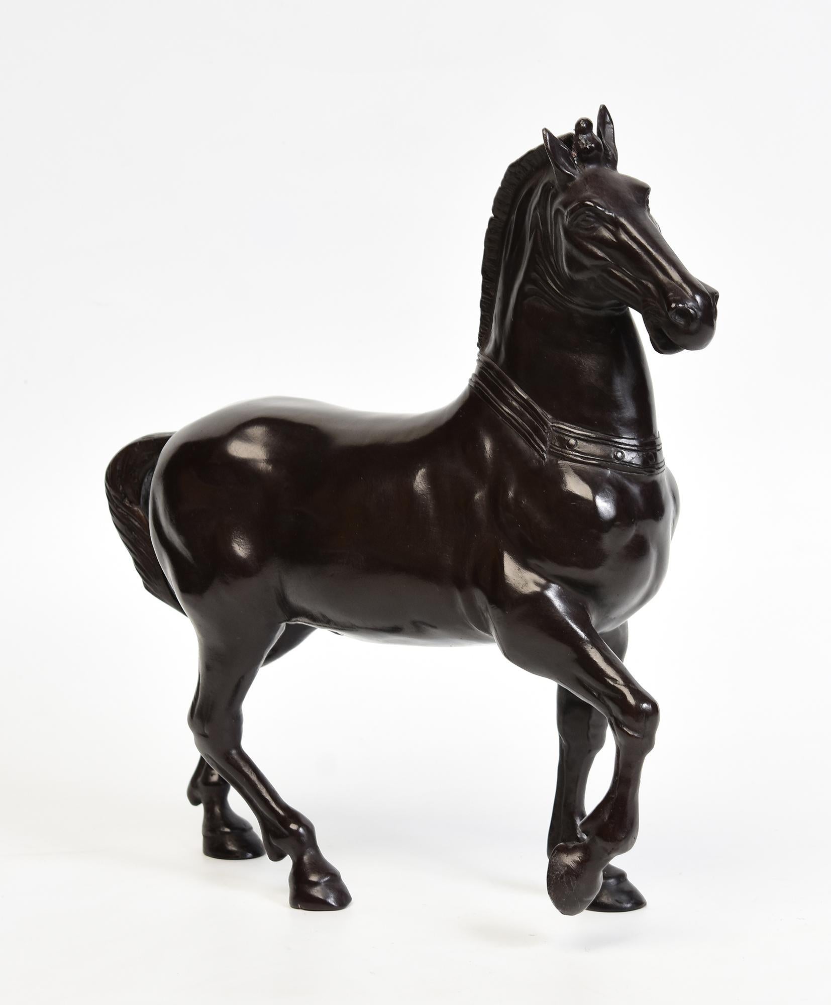 Statua animale di cavallo da passeggio in bronzo asiatico finemente fuso in vendita 4