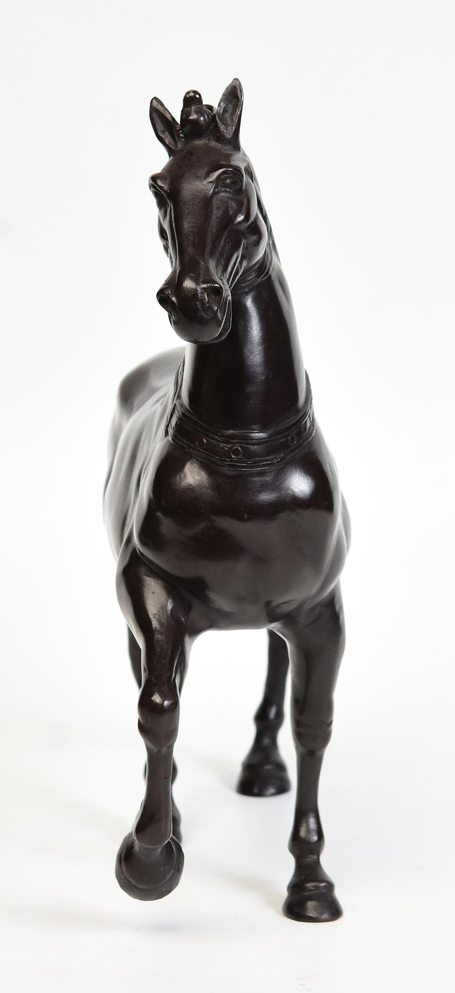 Statua animale di cavallo da passeggio in bronzo asiatico finemente fuso in vendita 5