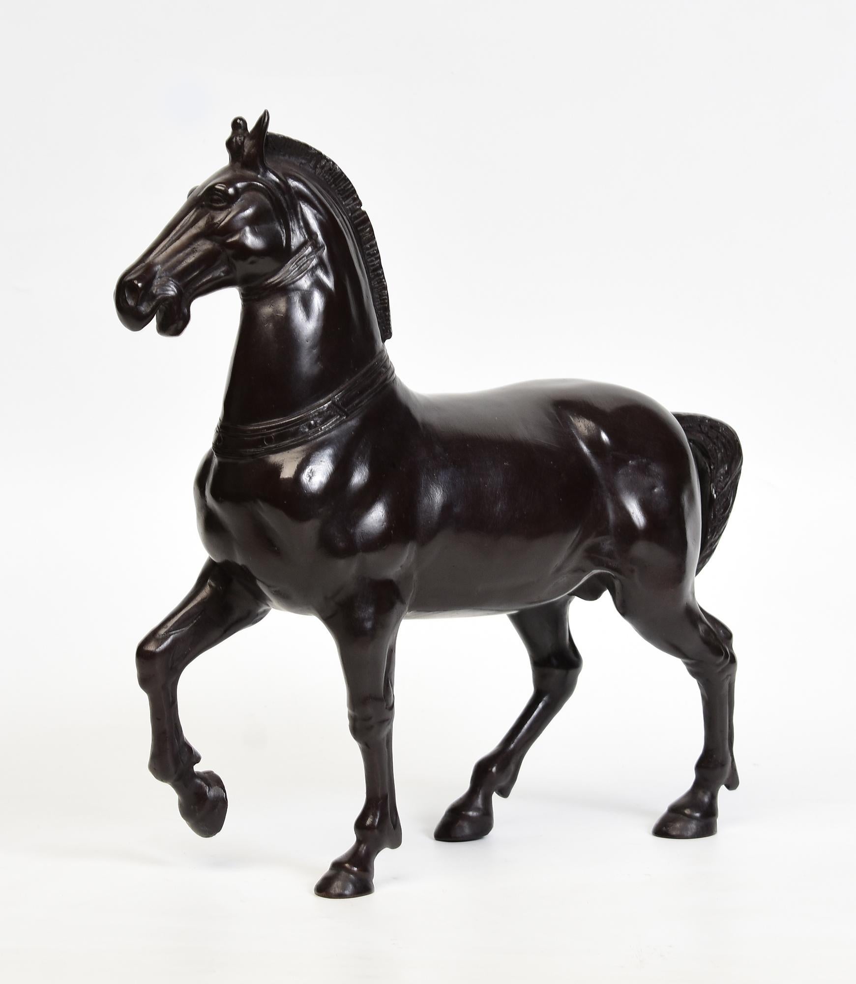 Statua animale di cavallo da passeggio in bronzo asiatico finemente fuso in vendita 6