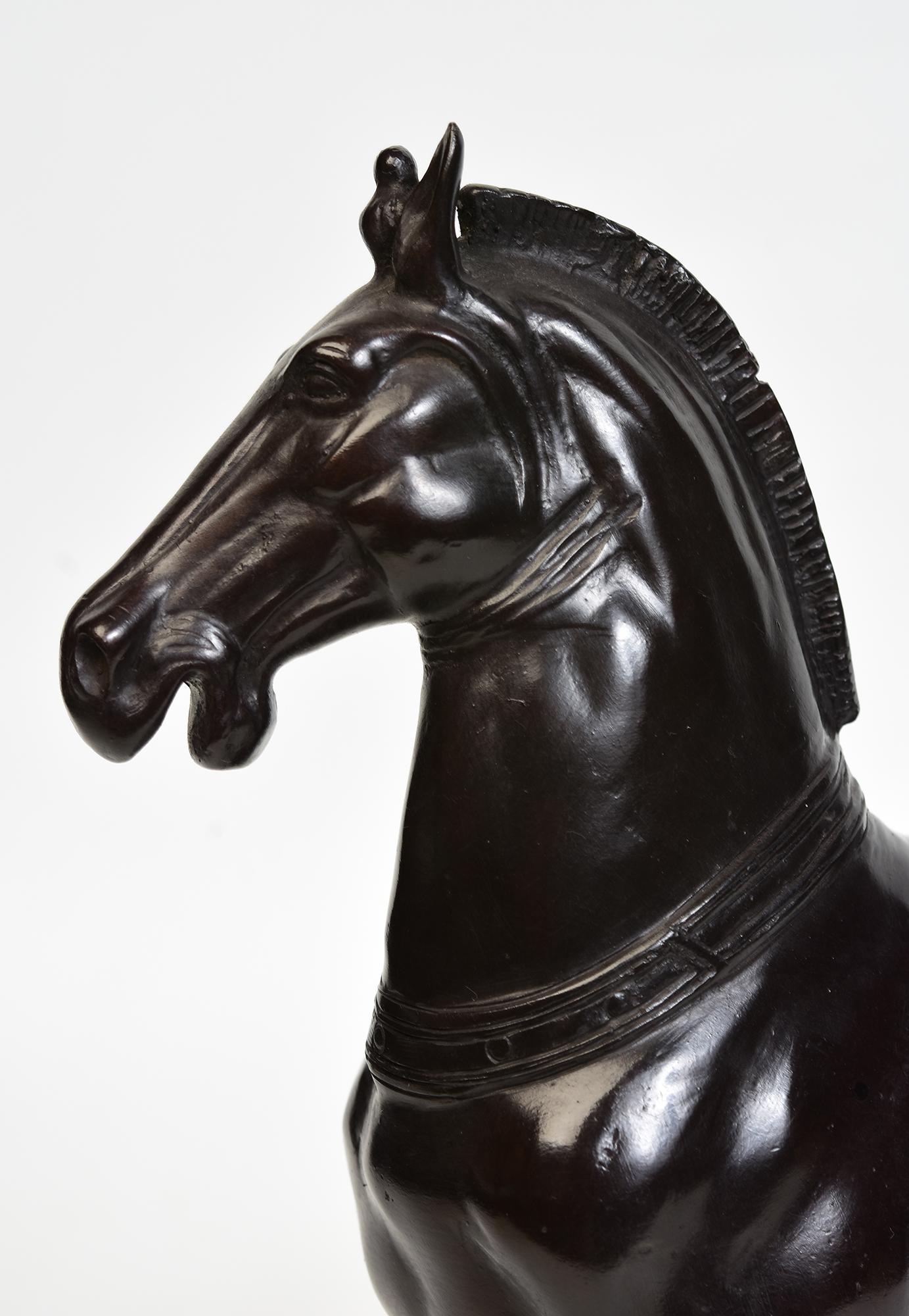  Statua animale di cavallo da passeggio in bronzo asiatico finemente fusa.

Età: contemporanea
Dimensioni: Altezza 28,8 C.M. / Larghezza 8,7 C.M. / Lunghezza 28,4 C.M.
Condizioni: Ottime condizioni generali.