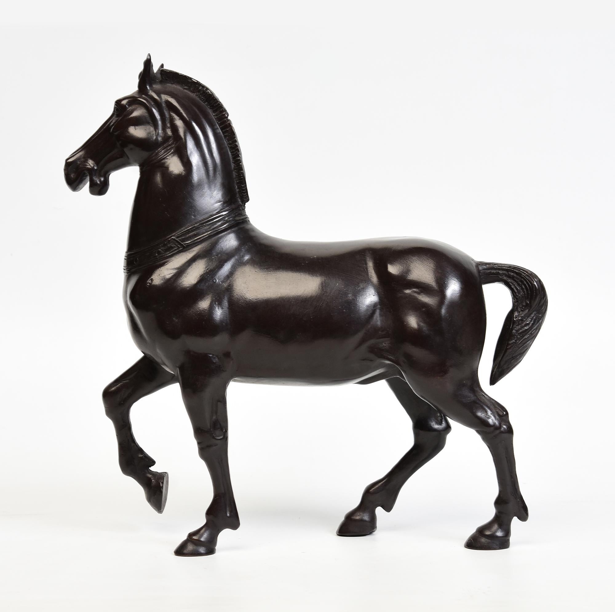 Oggetti in metallo Statua animale di cavallo da passeggio in bronzo asiatico finemente fuso in vendita