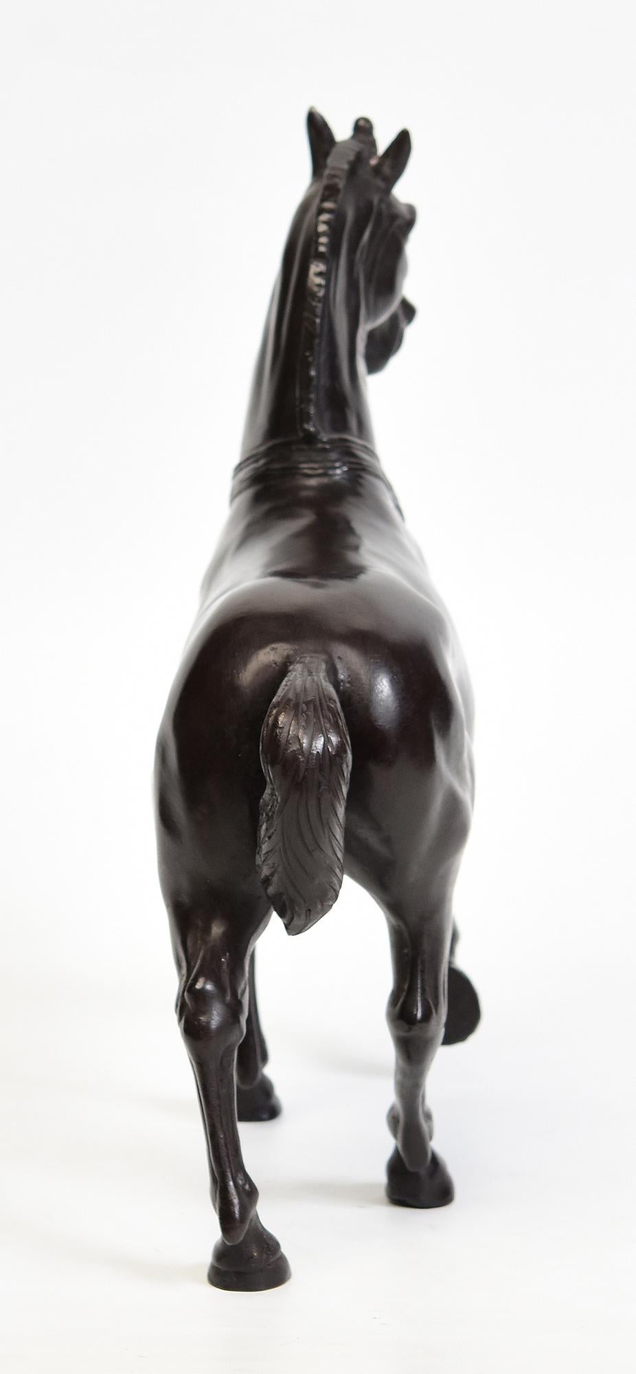 XXI secolo e contemporaneo Statua animale di cavallo da passeggio in bronzo asiatico finemente fuso in vendita