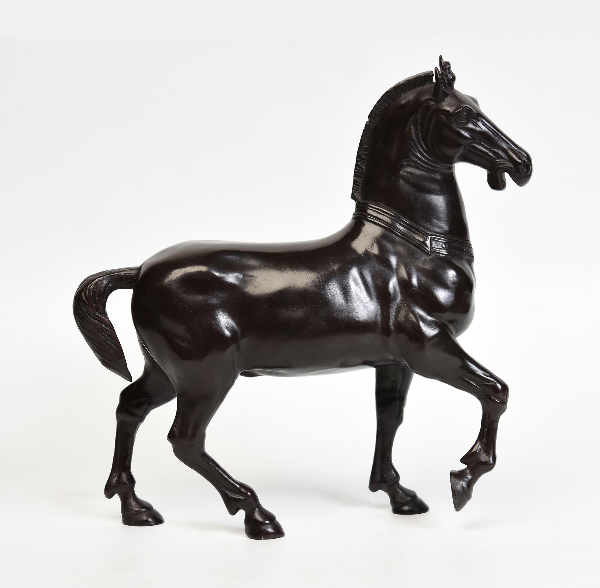 Statua animale di cavallo da passeggio in bronzo asiatico finemente fuso in vendita 1