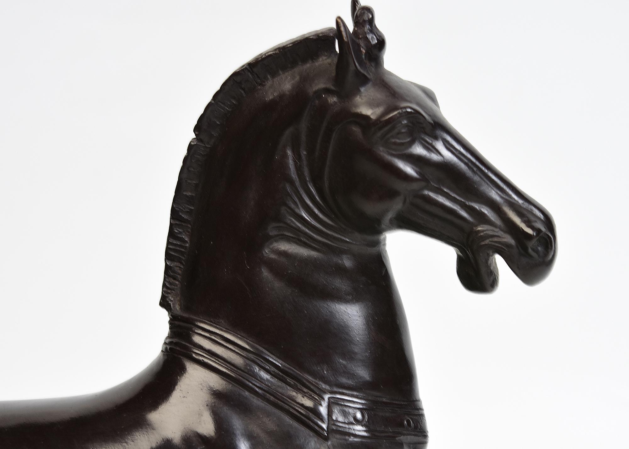 Statua animale di cavallo da passeggio in bronzo asiatico finemente fuso in vendita 2