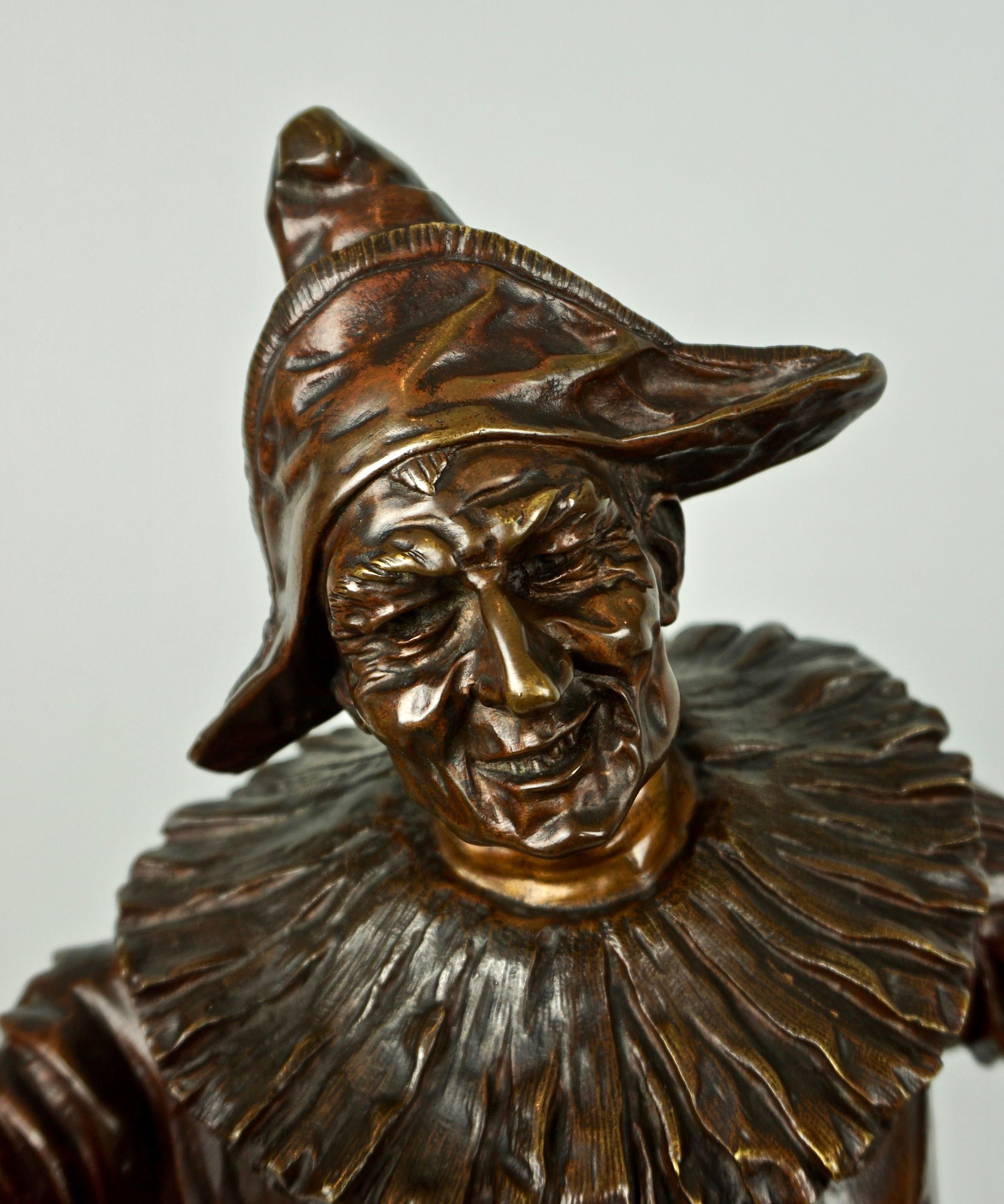 G. Gueyton (francese 1841-1919) Figura in bronzo finemente fusa di giullare che tiene in mano una bambola in vendita 2