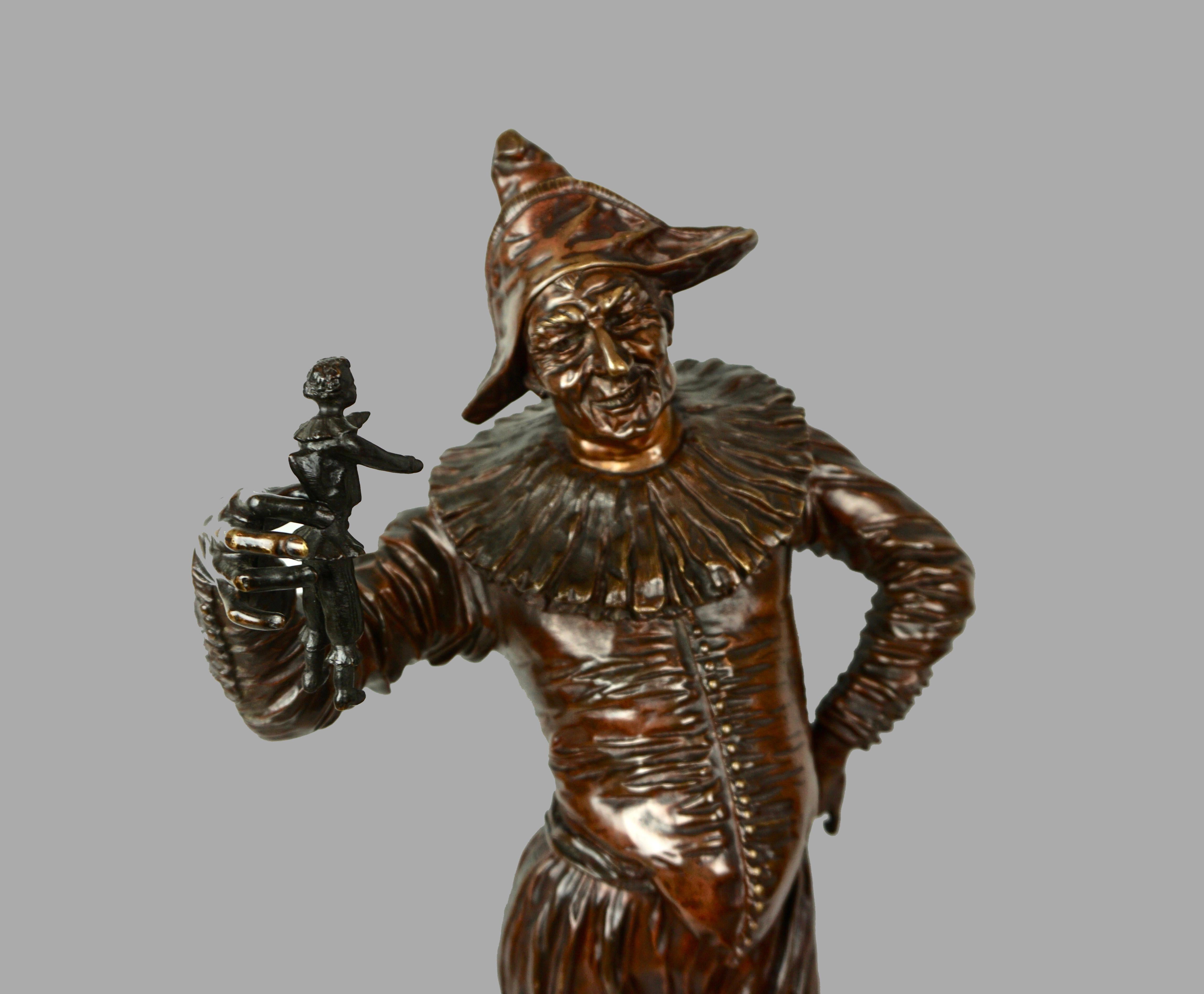 G. Gueyton (francese 1841-1919) Figura in bronzo finemente fusa di giullare che tiene in mano una bambola In condizioni buone in vendita a San Francisco, CA