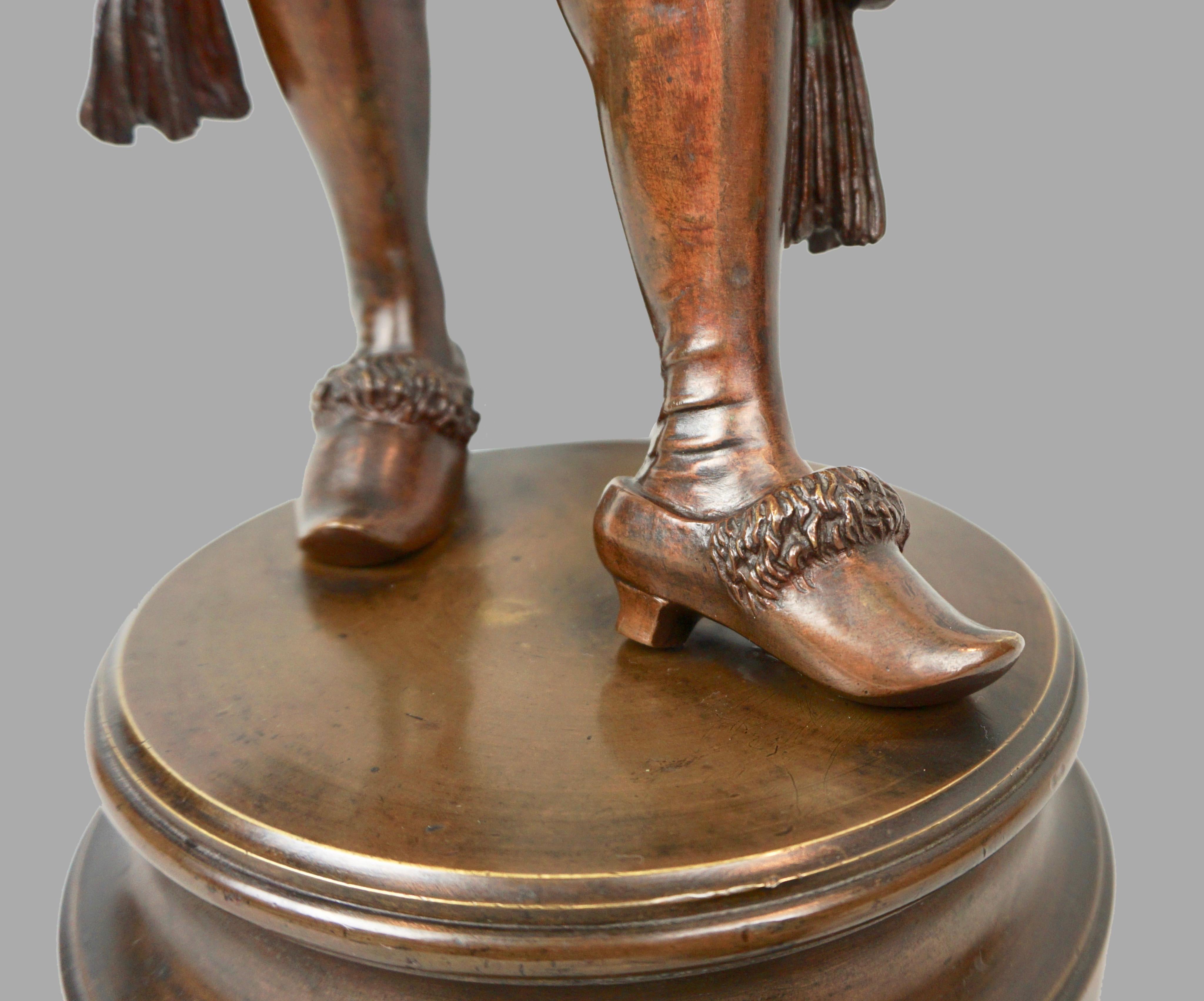 XIX secolo G. Gueyton (francese 1841-1919) Figura in bronzo finemente fusa di giullare che tiene in mano una bambola in vendita