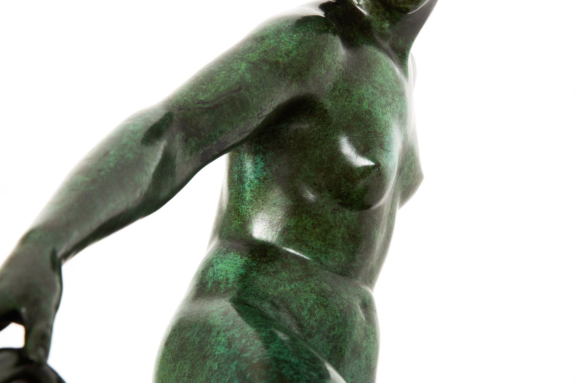Escultura francesa Art Decó de bronce finamente fundido 