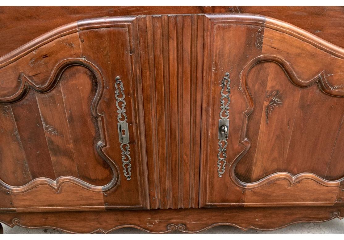 Buffet in stile rustico francese finemente lavorato in vendita 4