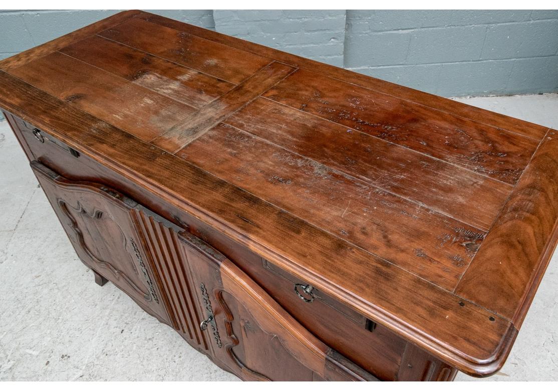 Buffet in stile rustico francese finemente lavorato in vendita 5