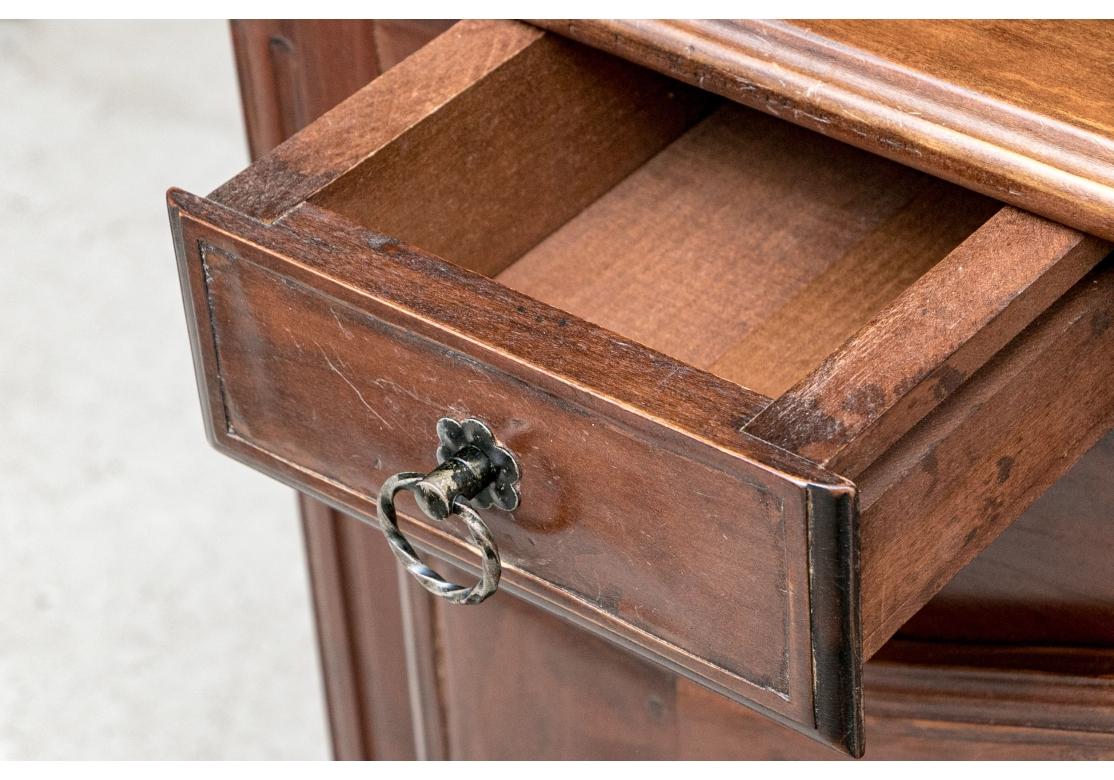 Buffet in stile rustico francese finemente lavorato In condizioni deteriorate in vendita a Bridgeport, CT