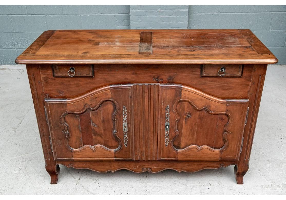 Metallo Buffet in stile rustico francese finemente lavorato in vendita