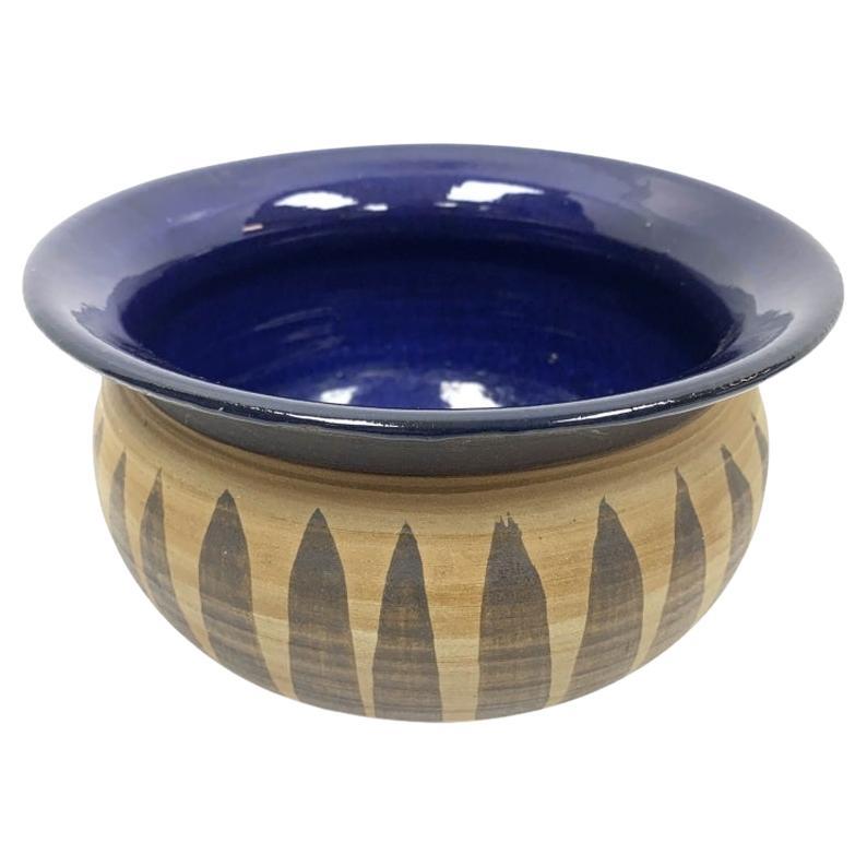 Fein gearbeiteter signierter Keramikbehälter mit Kobaltglasur im Angebot