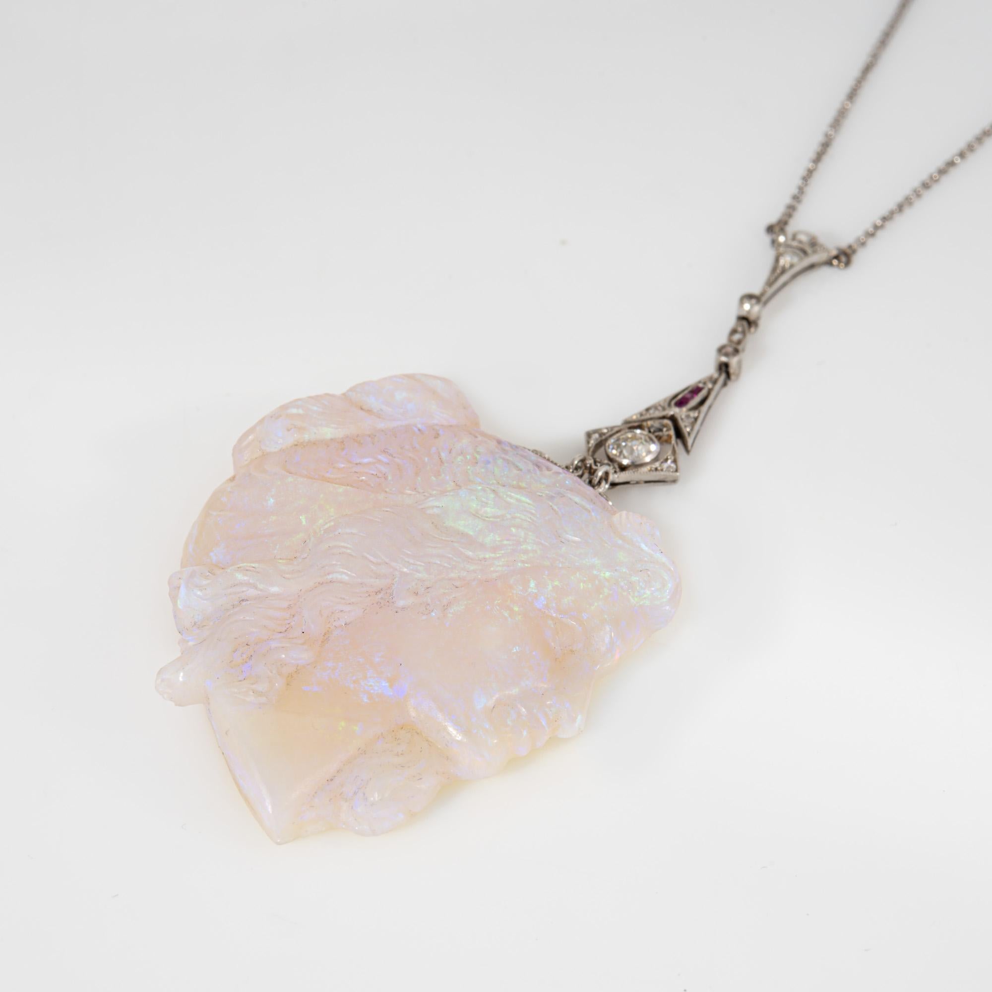 Édouardien Collier de camée en opale sculptée de l'époque Edwardienne (circa 1910s), finement détaillé, craf... en vente