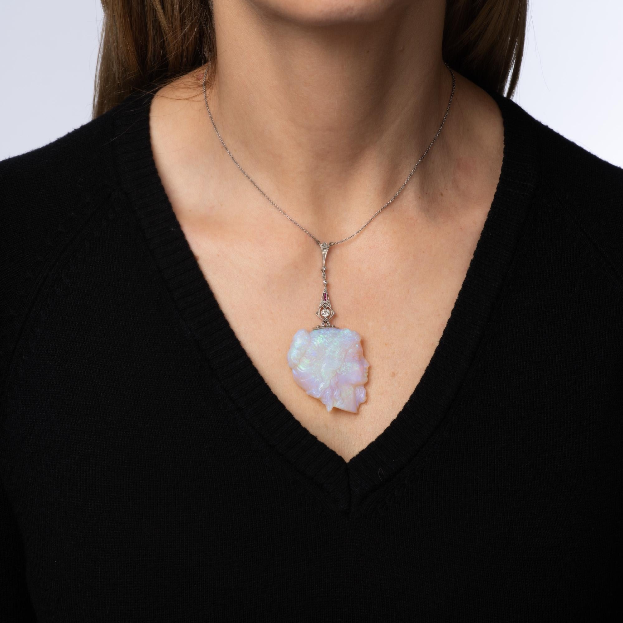 Taille vieille Europe Collier de camée en opale sculptée de l'époque Edwardienne (circa 1910s), finement détaillé, craf... en vente