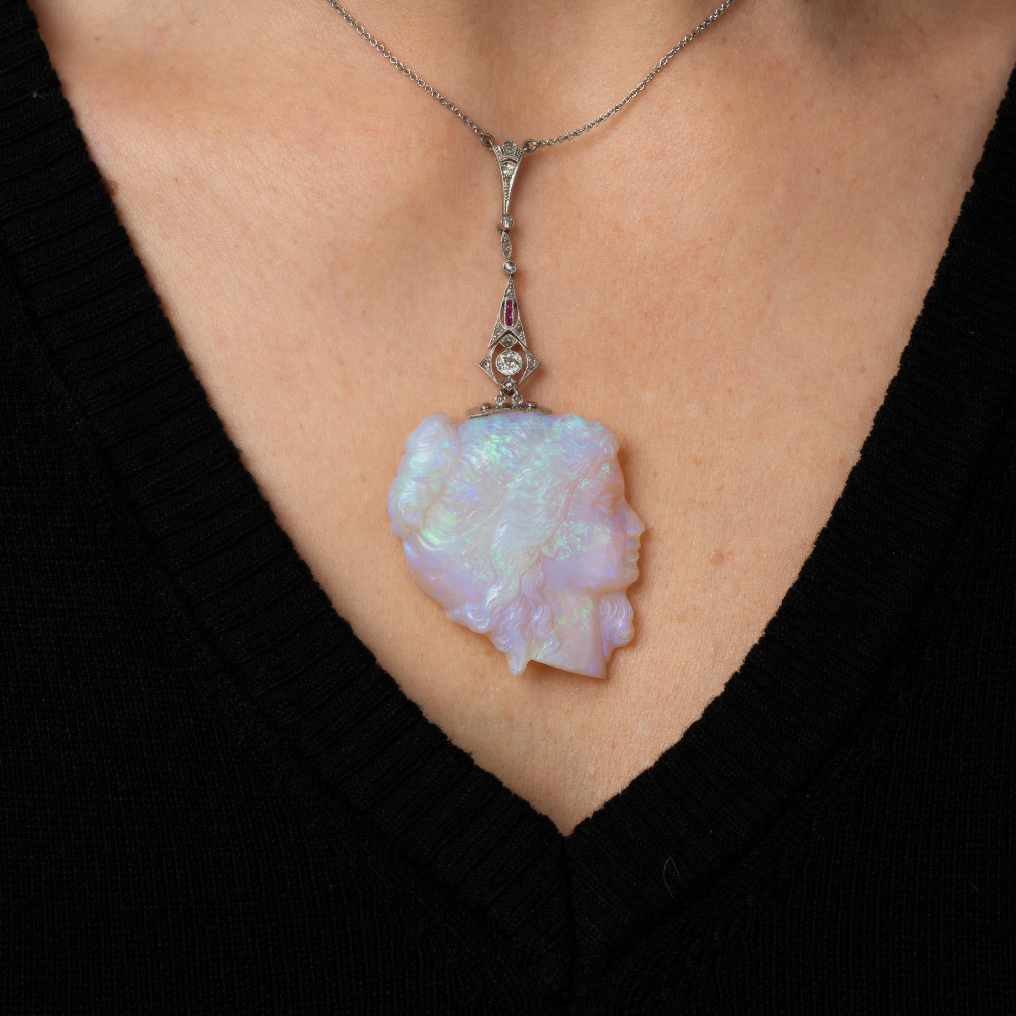 Collier de camée en opale sculptée de l'époque Edwardienne (circa 1910s), finement détaillé, craf... Bon état - En vente à Torrance, CA