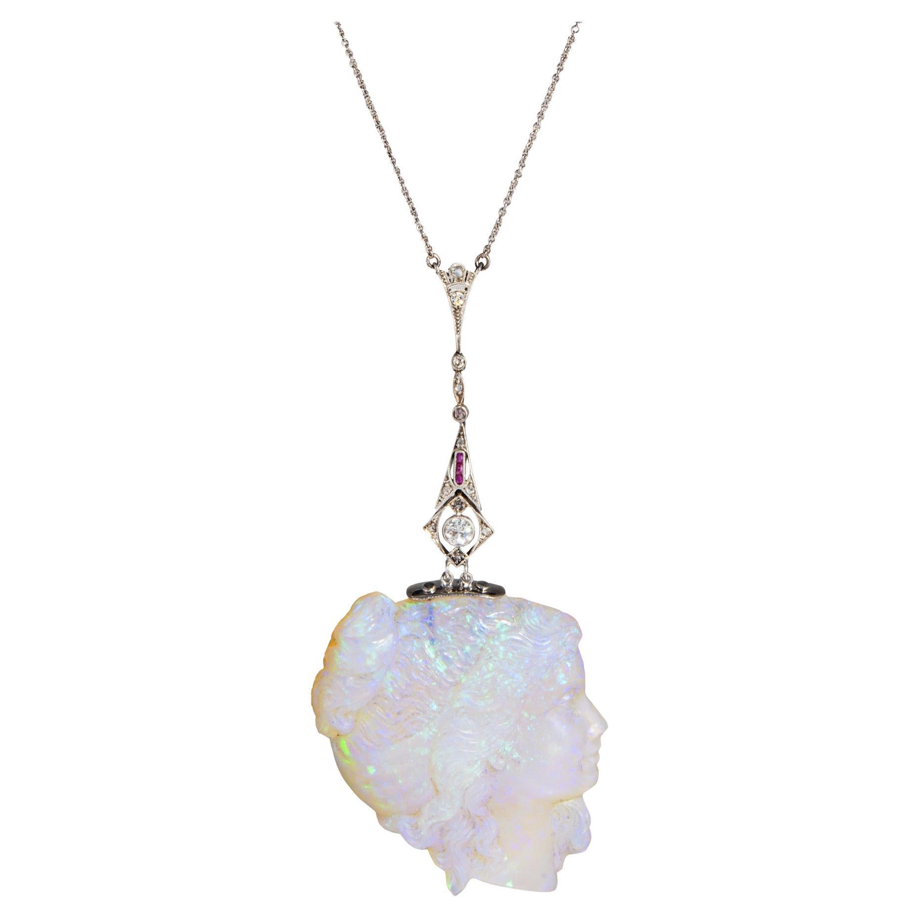 Collier de camée en opale sculptée de l'époque Edwardienne (circa 1910s), finement détaillé, craf... en vente