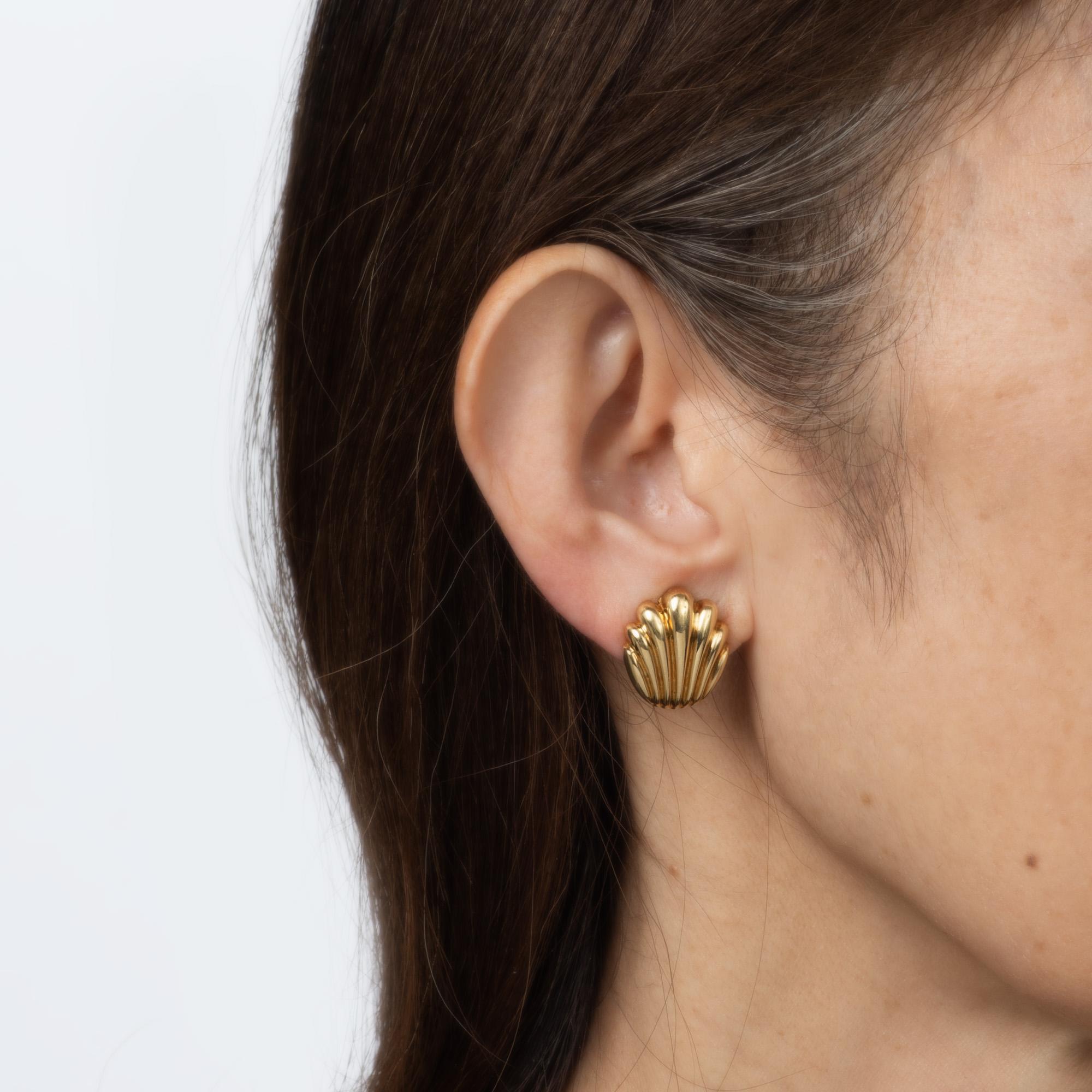 Fein detailliertes Paar Muschelohrringe im Vintage-Stil von Tiffany & Co. aus 18-karätigem Gelb. im Zustand „Gut“ im Angebot in Torrance, CA