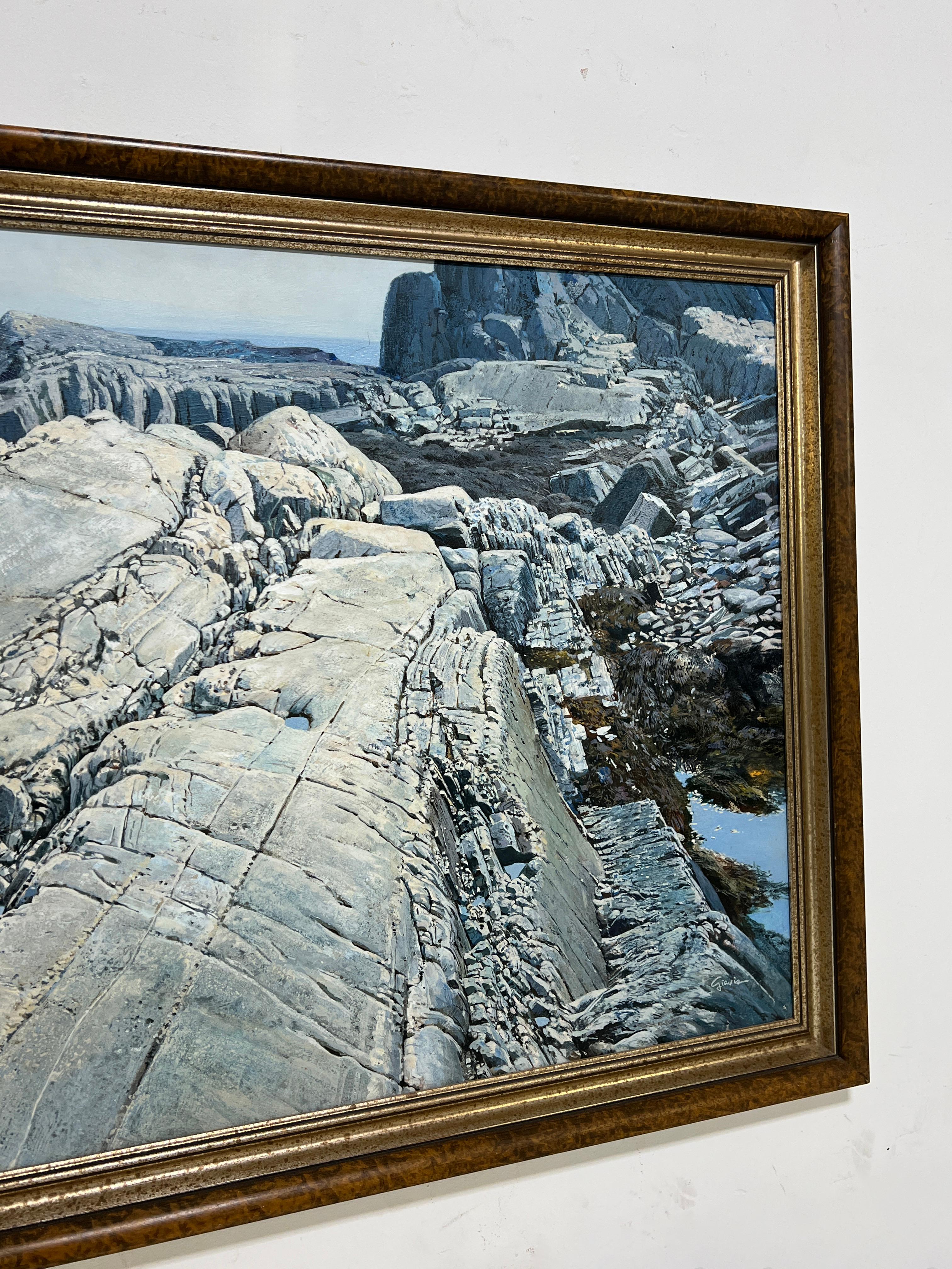 Eine fein detaillierte Landschaft, die die felsige Küste von Odiorne Point in Rye, NH, darstellt. Dieses 1971 entstandene, in seiner Komplexität fast abstrakte Werk des Künstlers Ted Giavis (1920-2008) aus Lowell, MA, wurde 1972 mit dem Copley